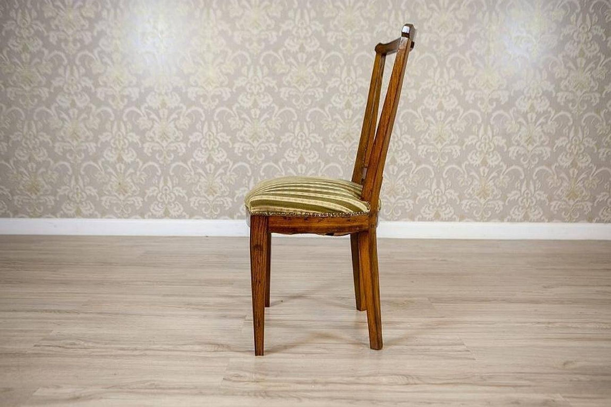 Chaise en orme des années 1940 avec tapisserie rayée.
