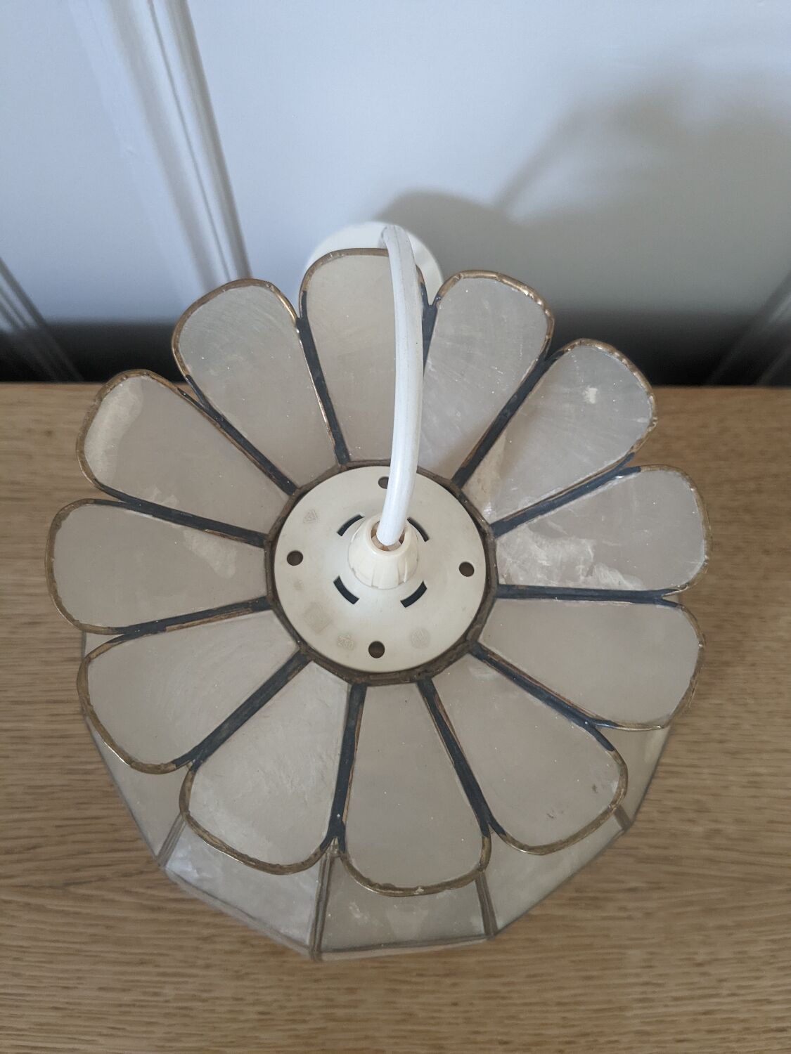 Chandelier in mother-of-pearl and brass