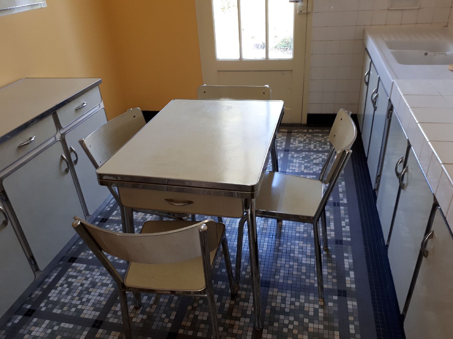 Pivoteau in formica kitchen set