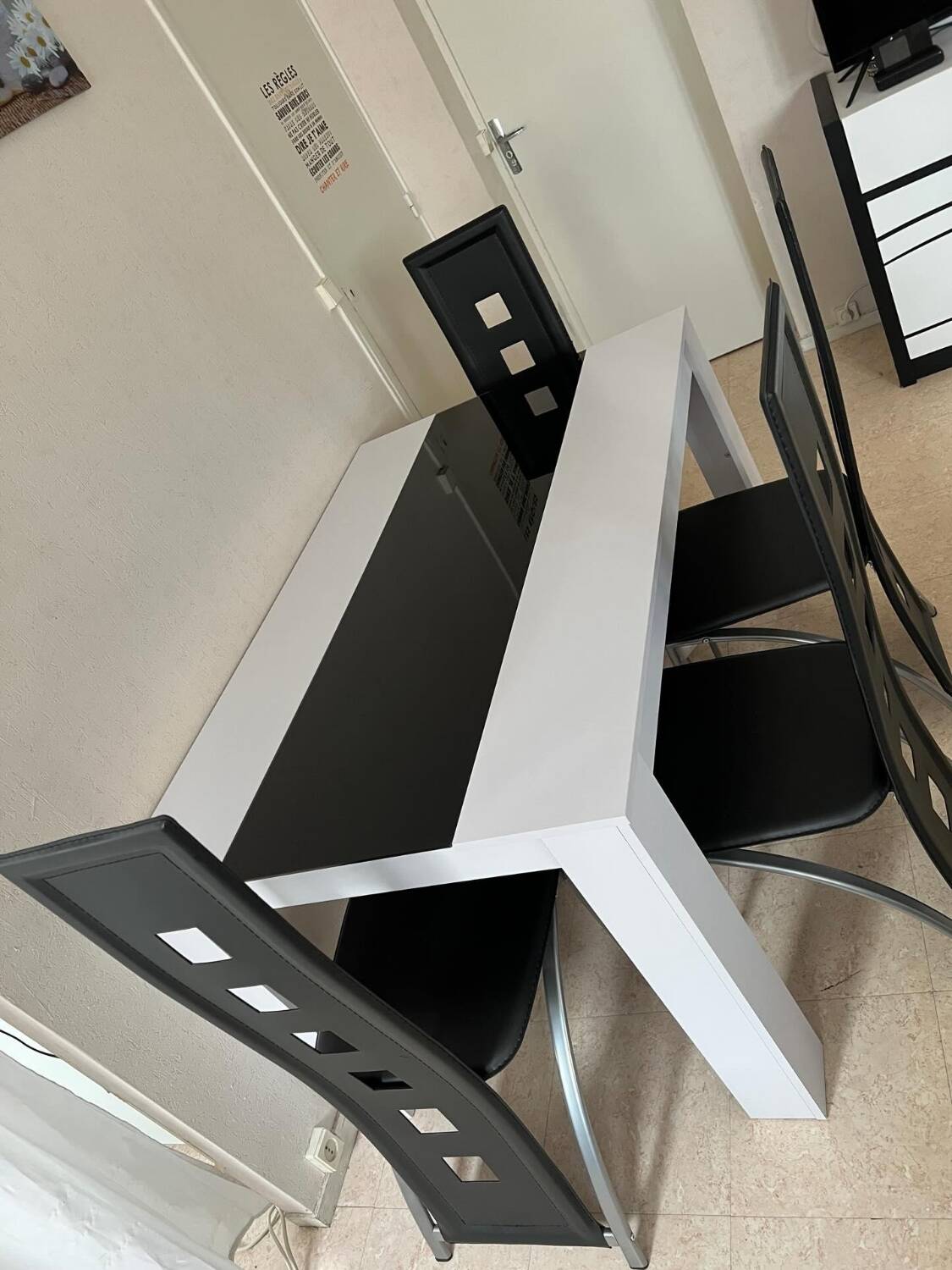Complete dining table set + 4 chairs