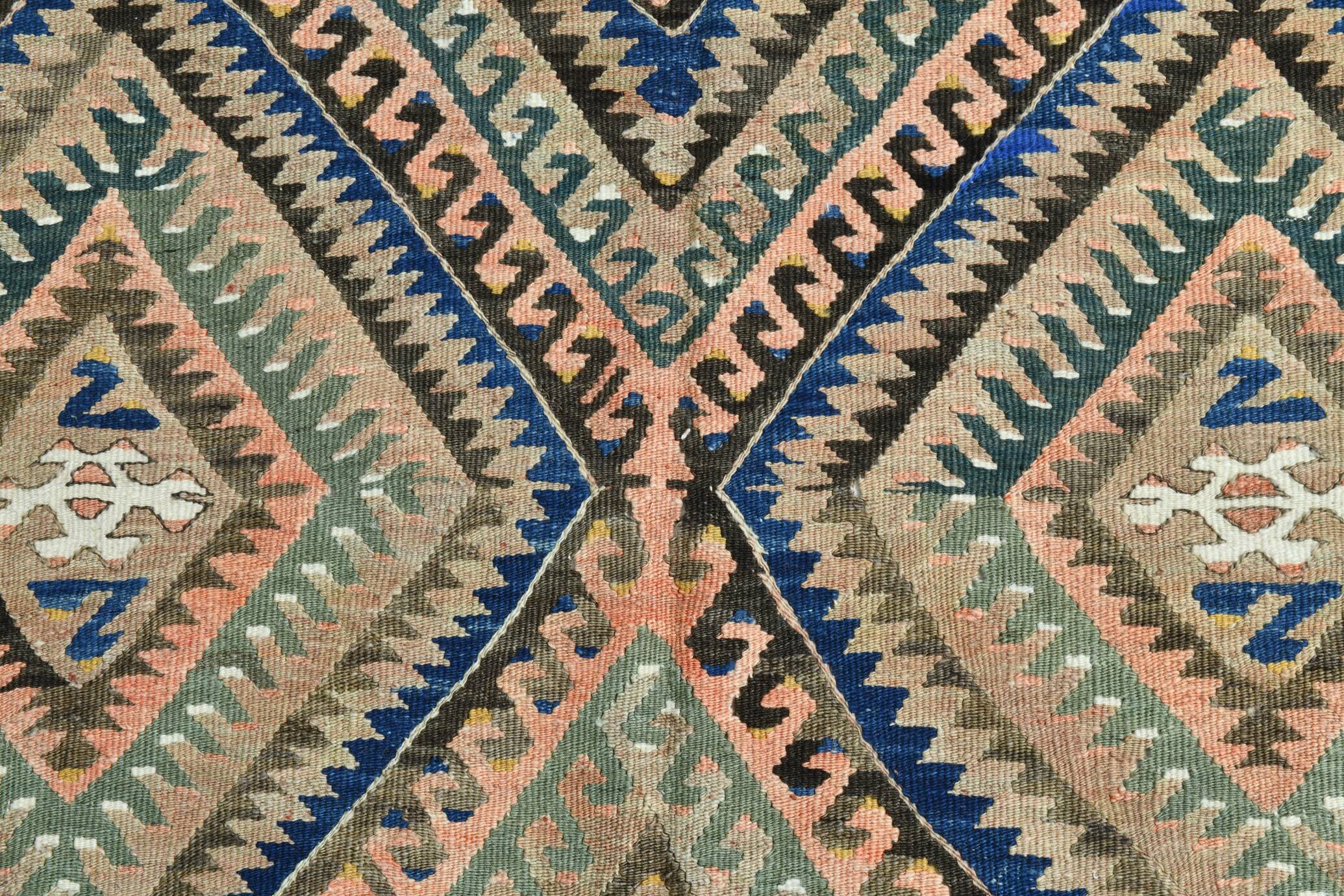 Tapis kilim ancien à losanges géométriques, Dominante bleue et tons nature