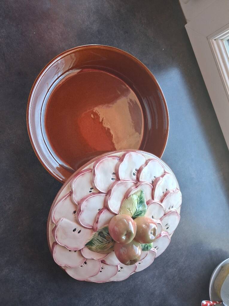 Pie dish / Tatin with a trompe-l'œil lid in slipware – Apple decoration
