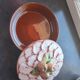 Pie dish / Tatin with a trompe-l'œil lid in slipware – Apple decoration