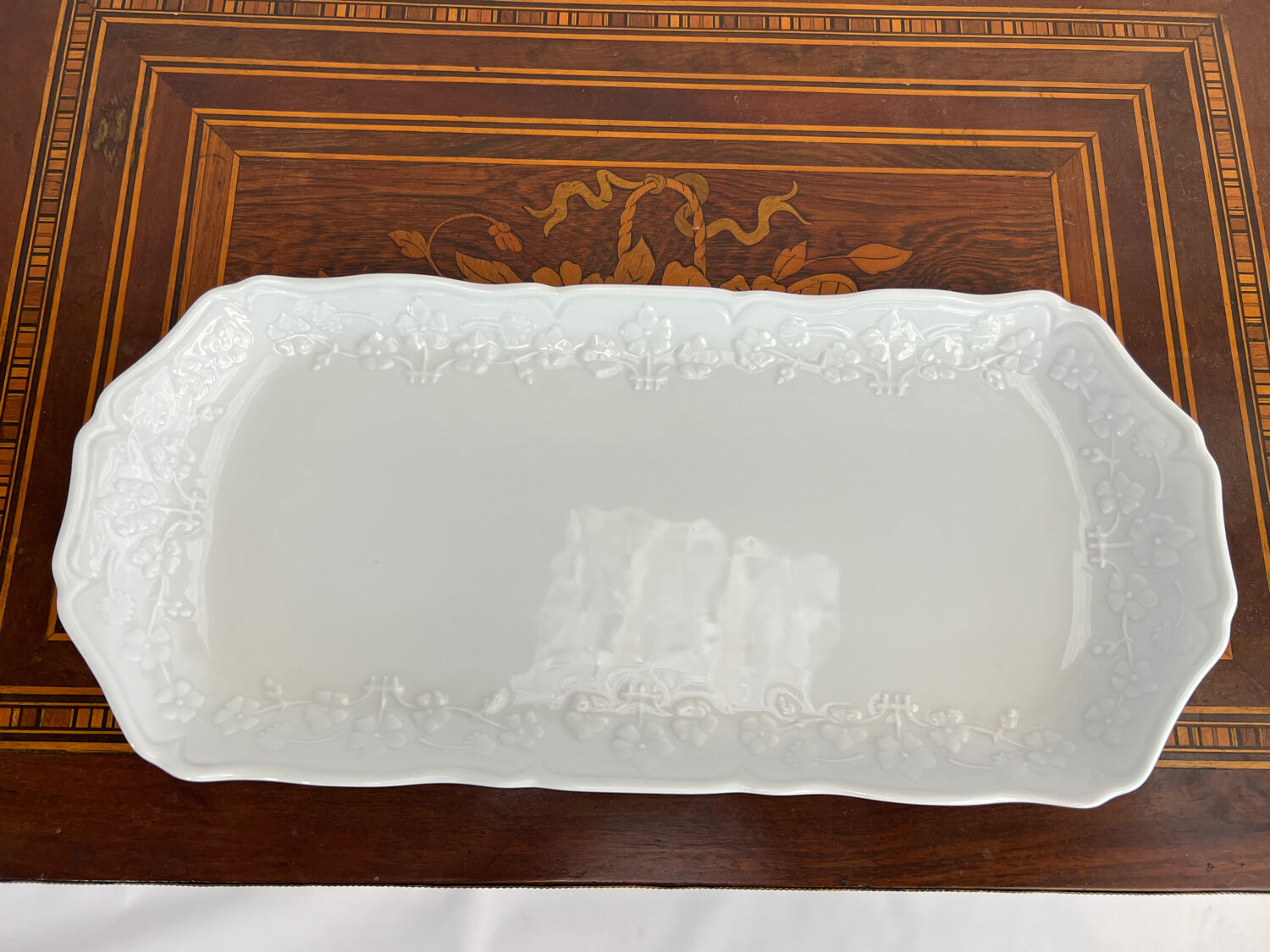 White porcelain cake dish