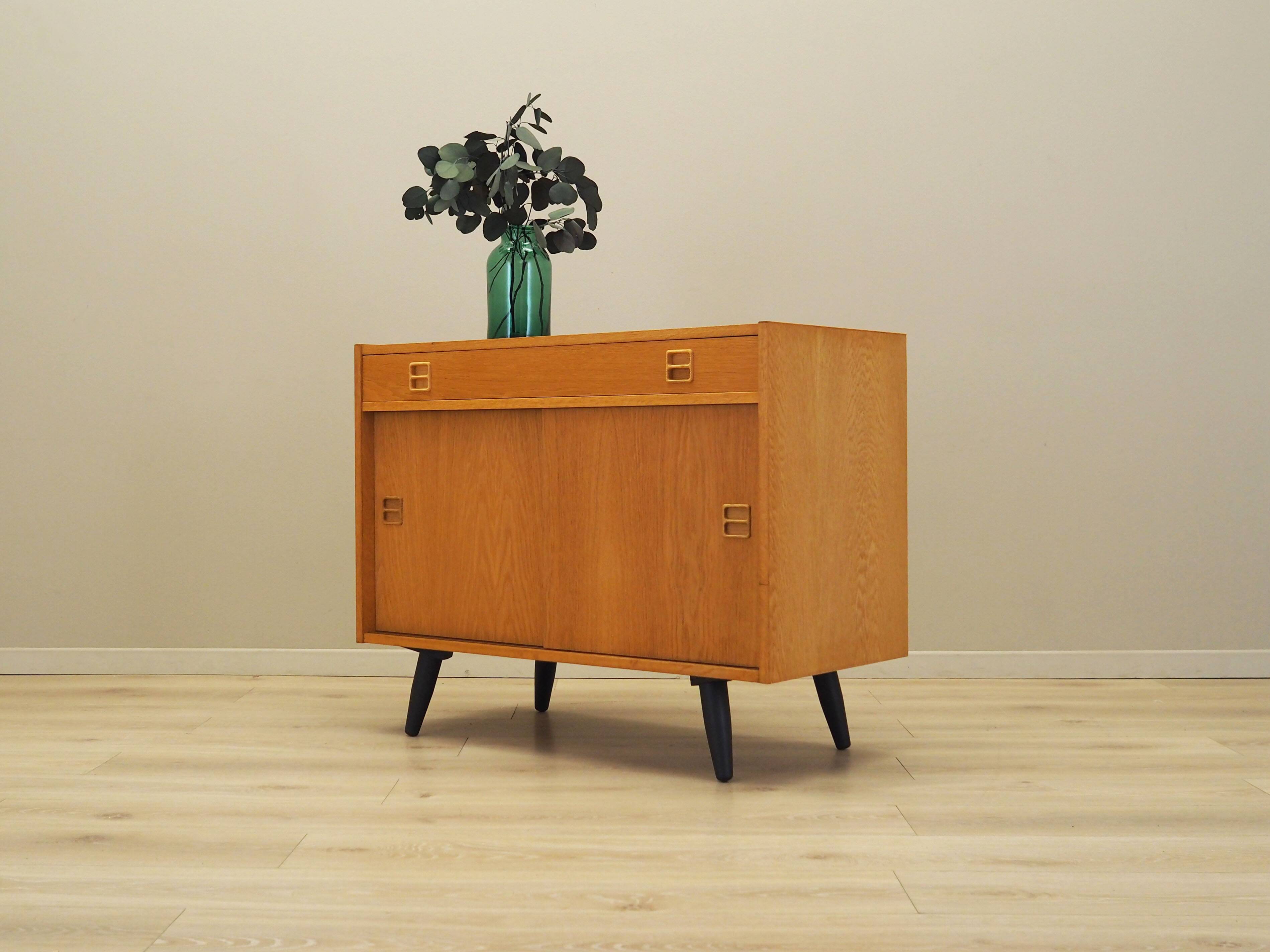 Meuble en frêne, design danois, années 1960, production : Danemark