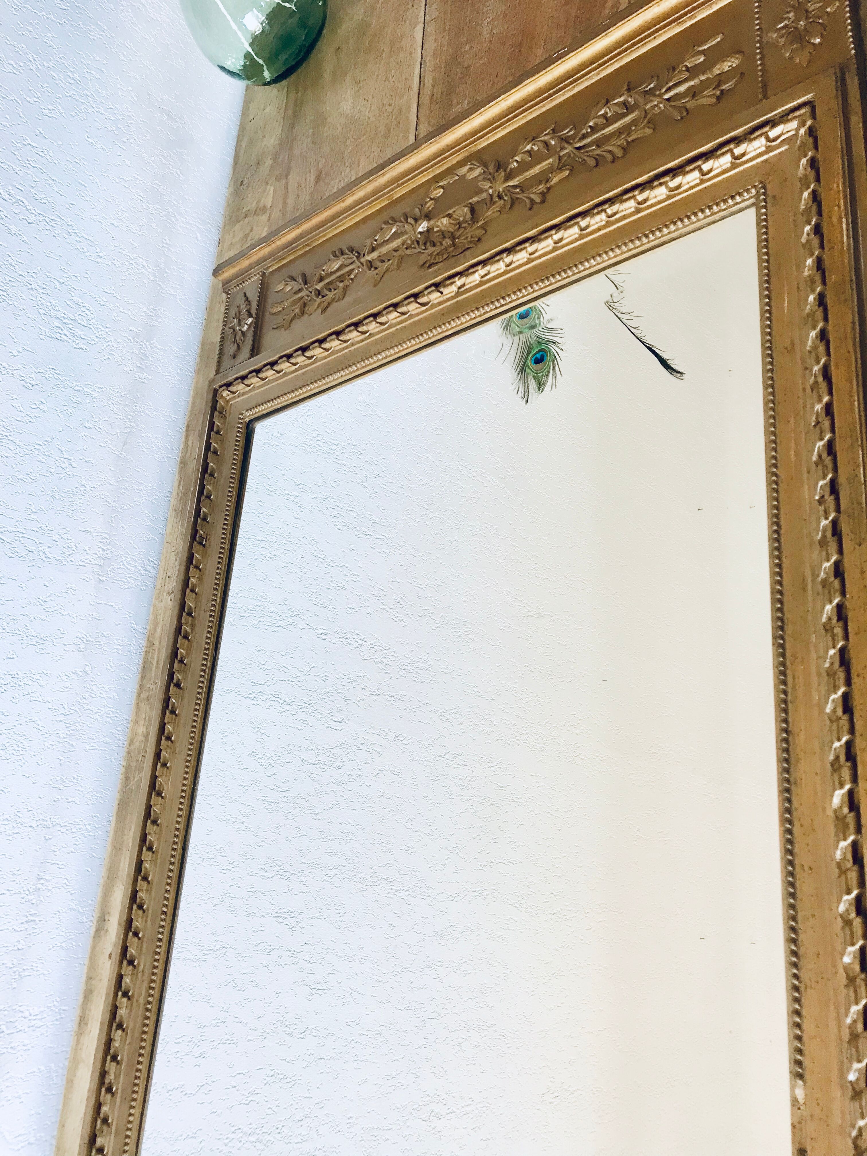 Gilded and beveled pier mirror 88x58cm