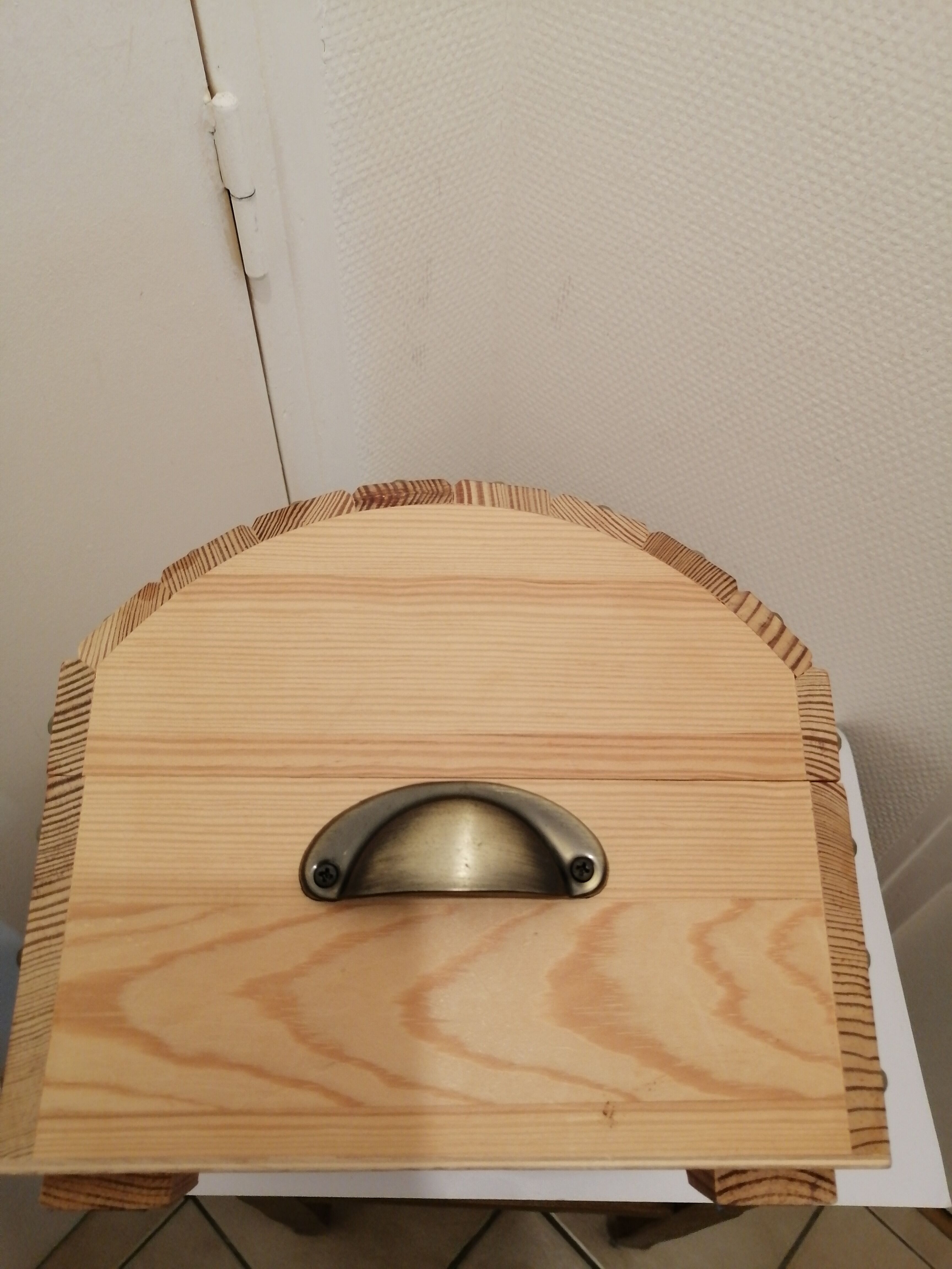 Coffre a trésor en bois dessus bombe