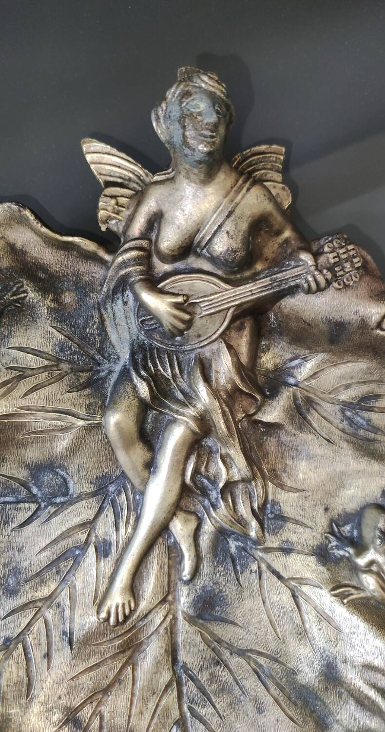 Vide poche Art Nouveau en régule, Femme à la mandoline sur feuille de vignes