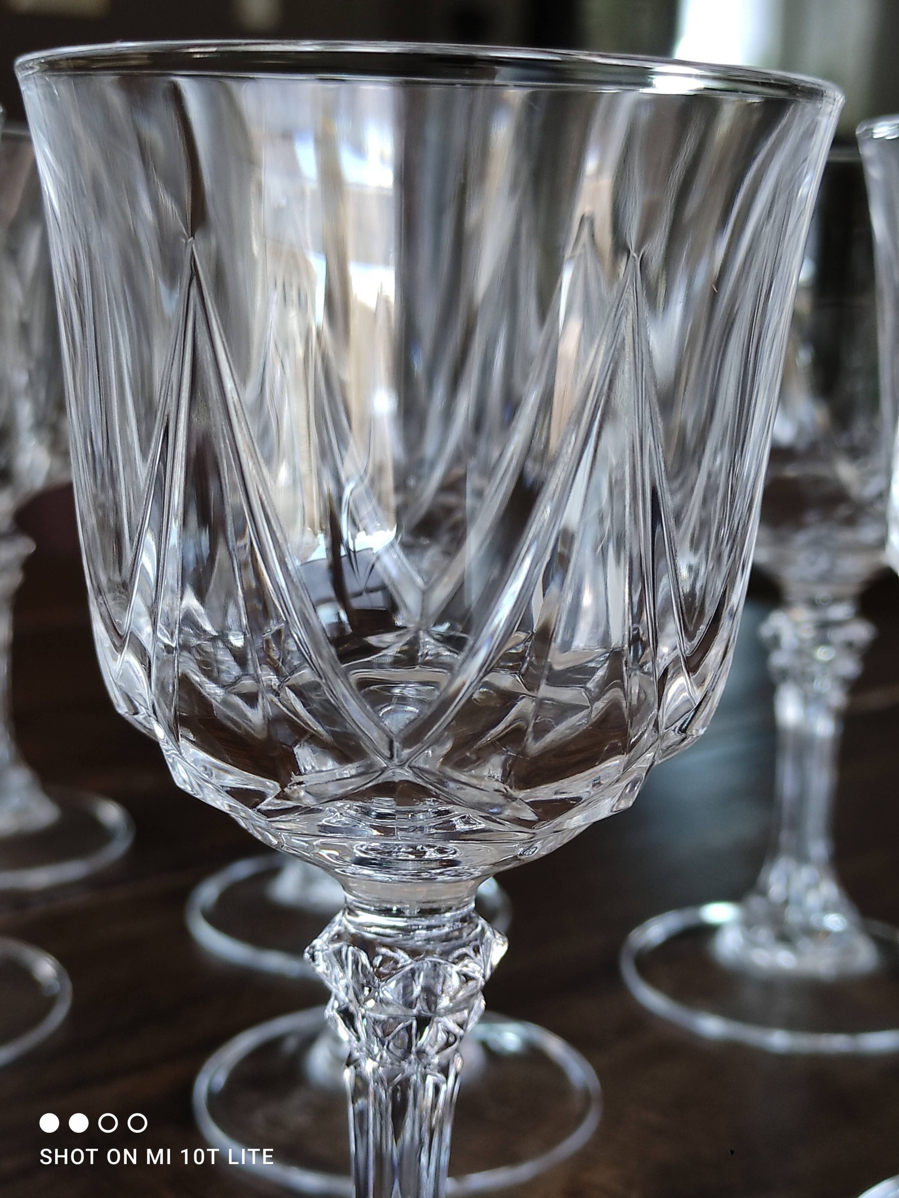 Lot de 12 verres à vin blanc en cristal ciselé