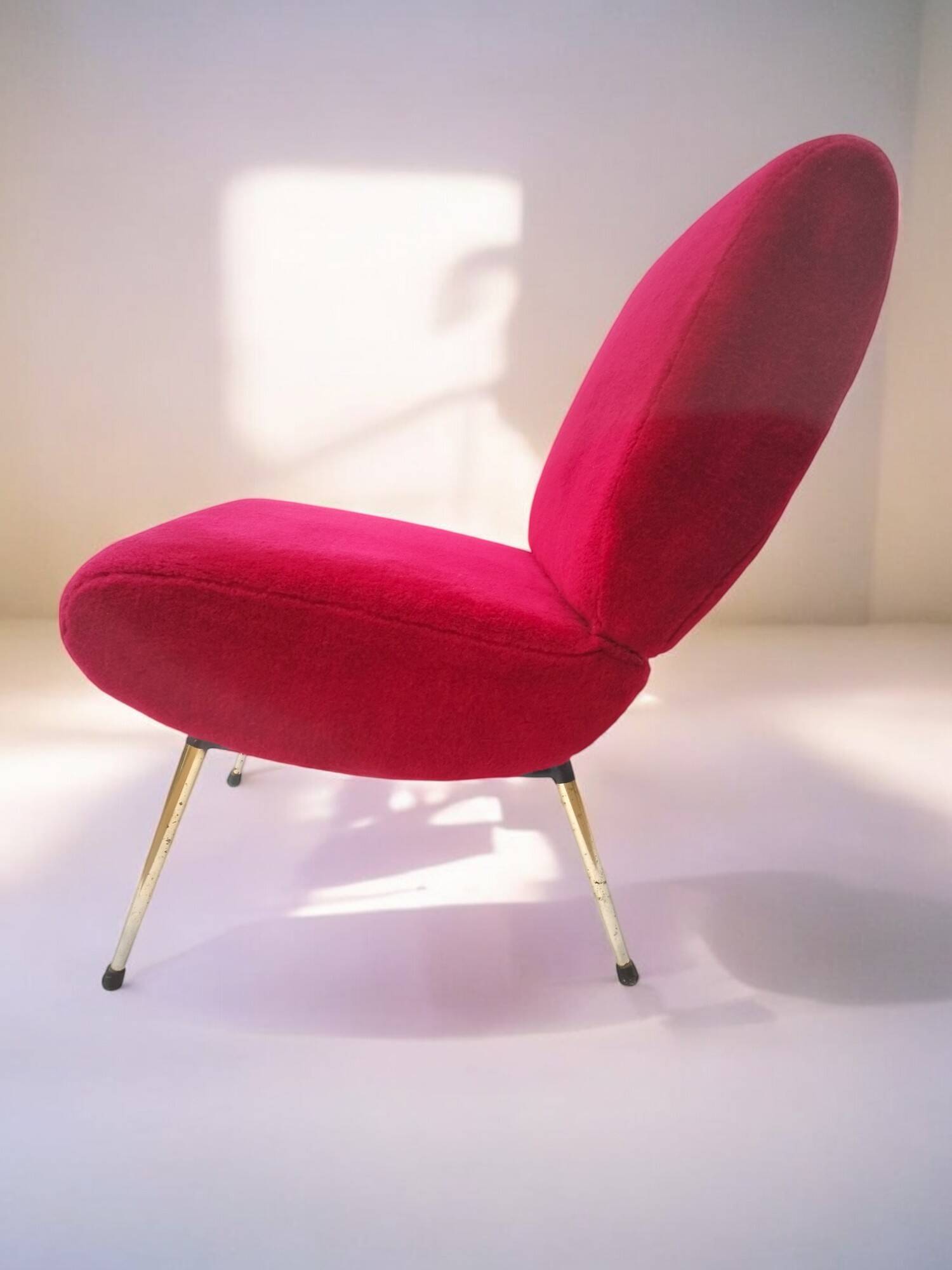 Vintage "Kiss" raspberry armchair