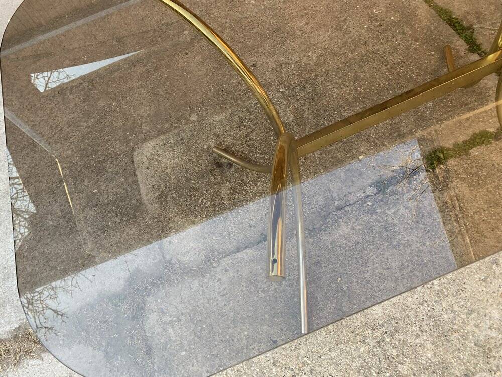 Table à manger années 1970 en laiton doré et verre fumé, style Hollywood Regency