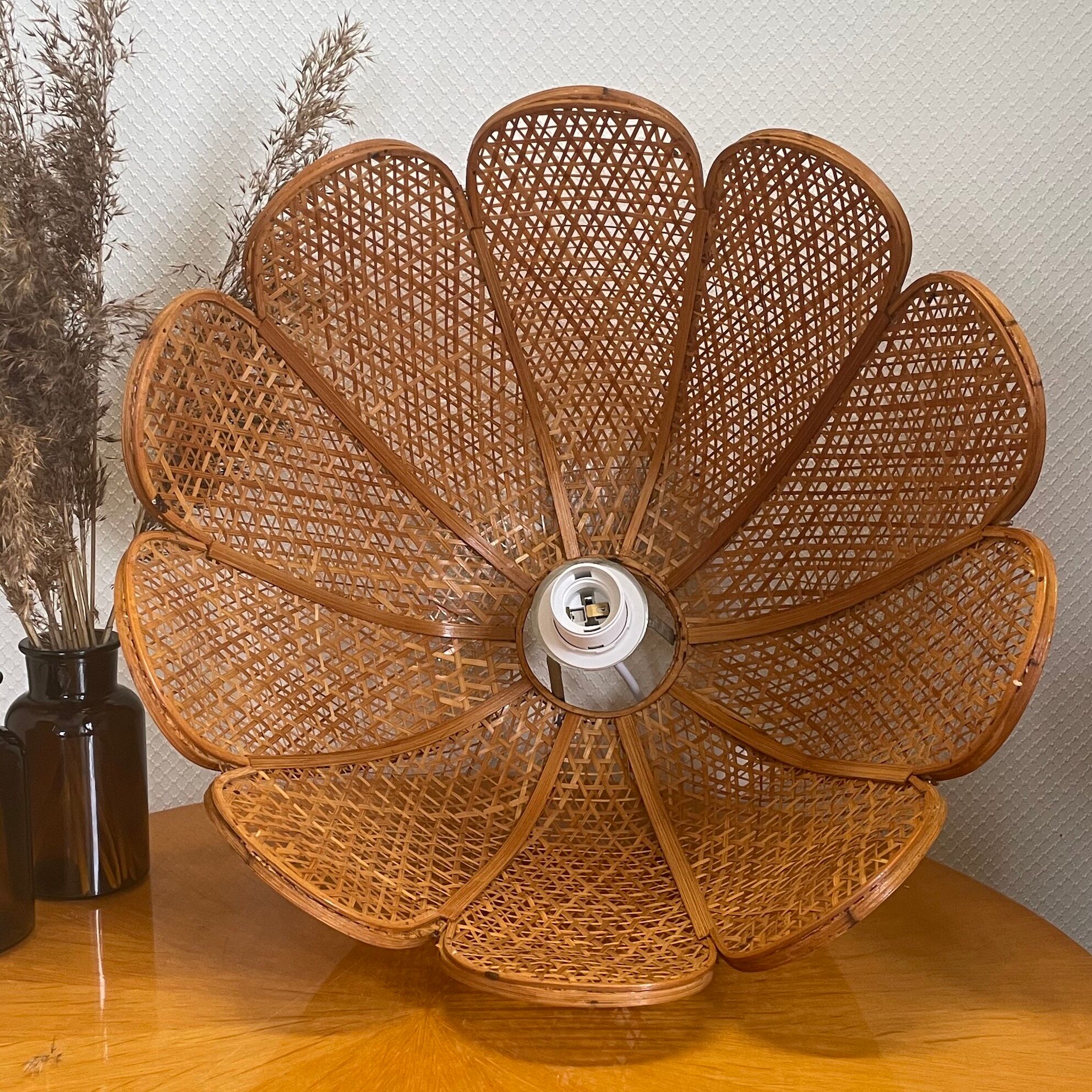 Flower suspension in vintage braided rotin