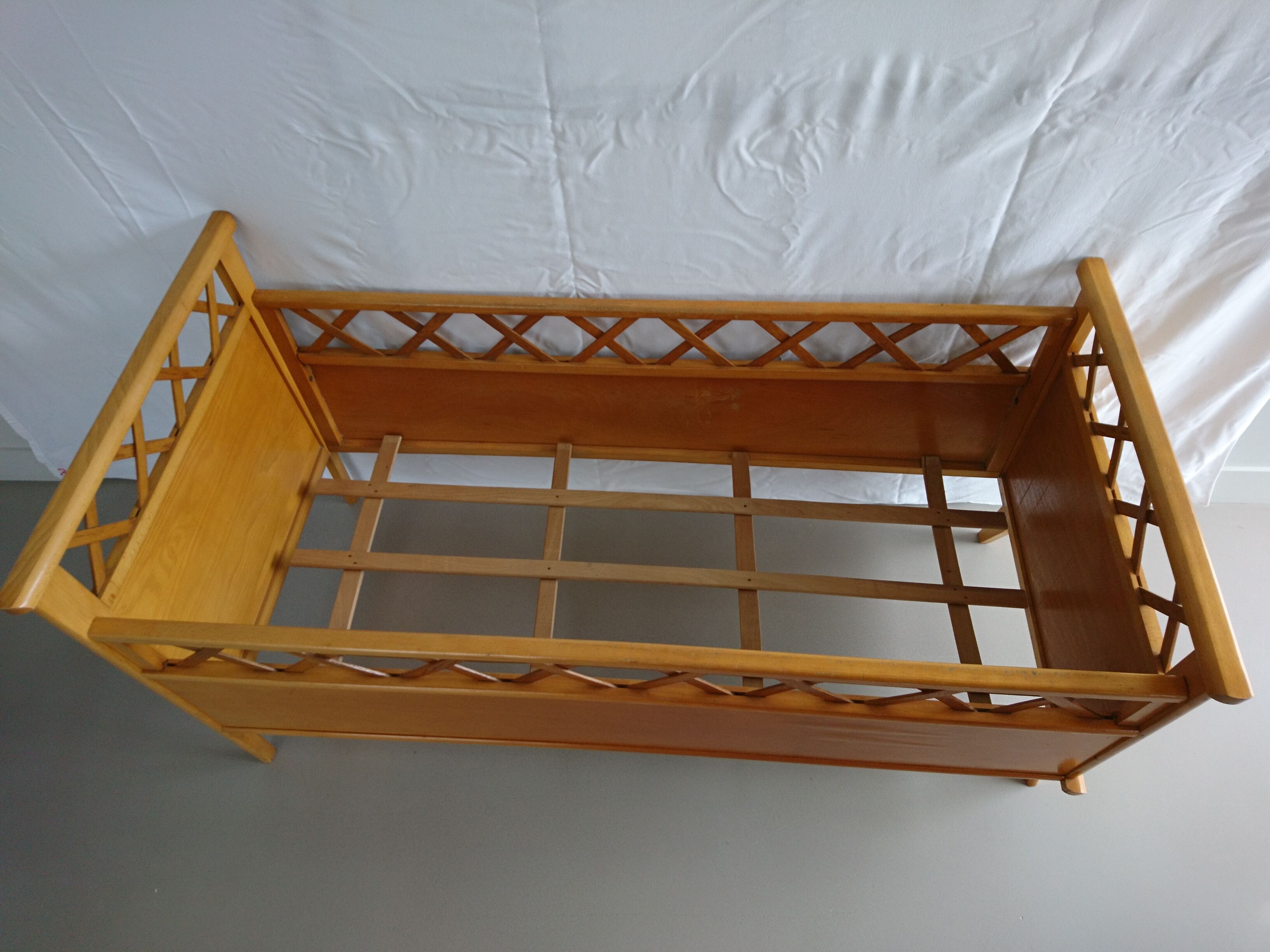 Lit bébé vintage pieds compas