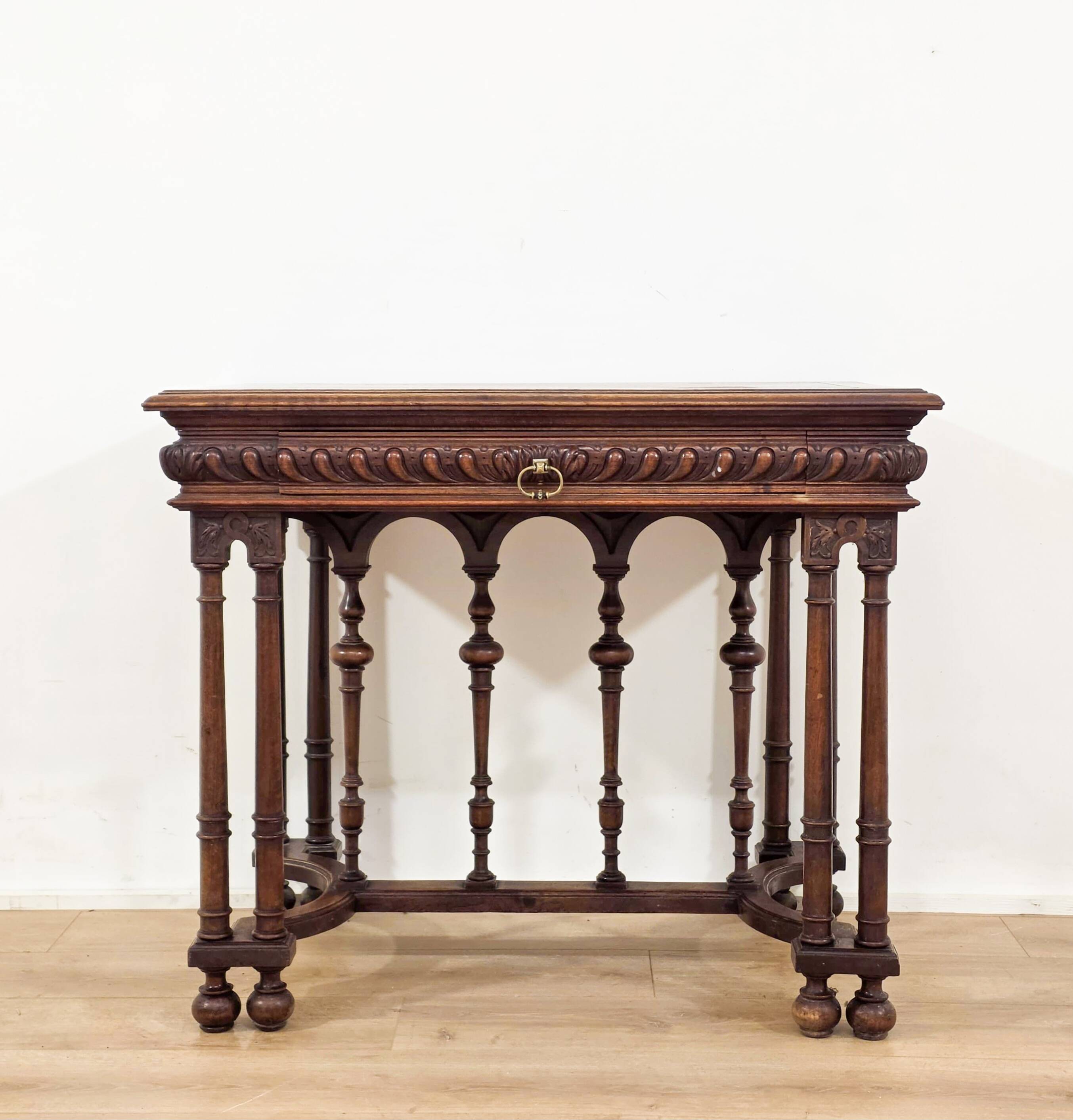 Bureau d’écrivain en noyer sculpté de style Renaissance, fin du XIXe siècle