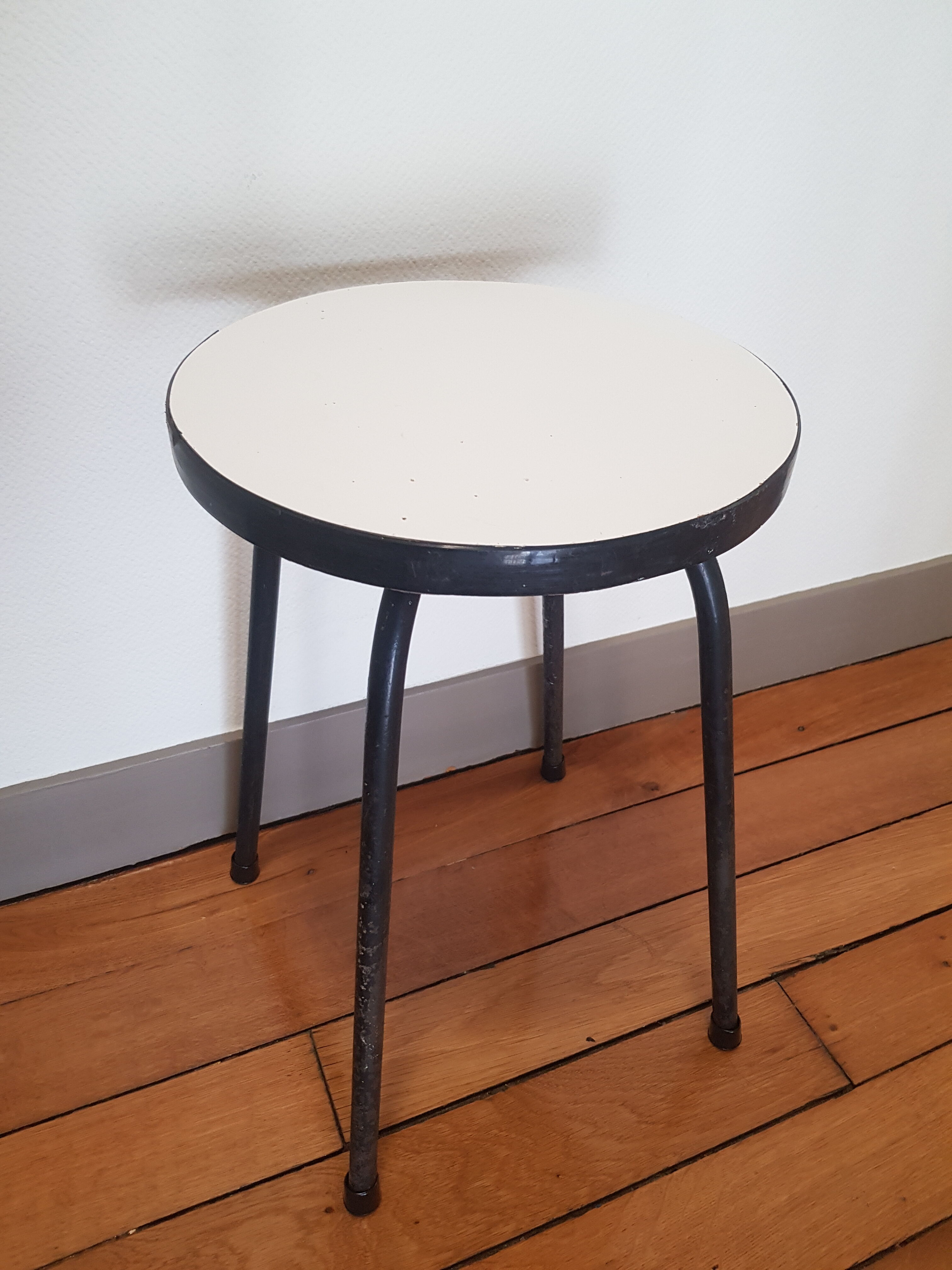 Round tabouret in formica