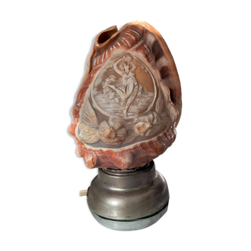 Old shell-shaped night lamp carved in cameo, Art Deco.