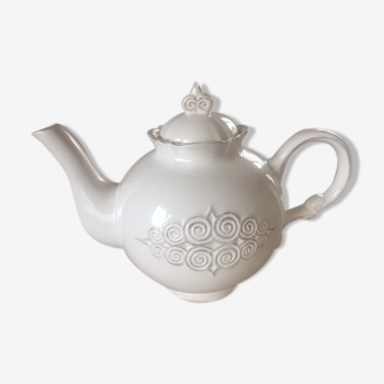 White teapot