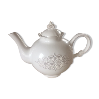 White teapot