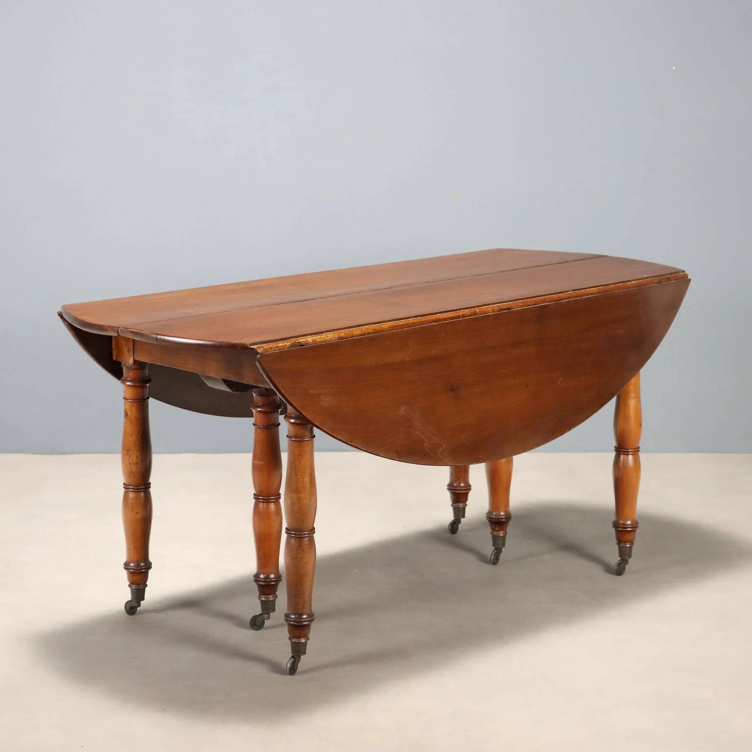 Table ancienne extensible en noyer, Italie, XIXe siècle