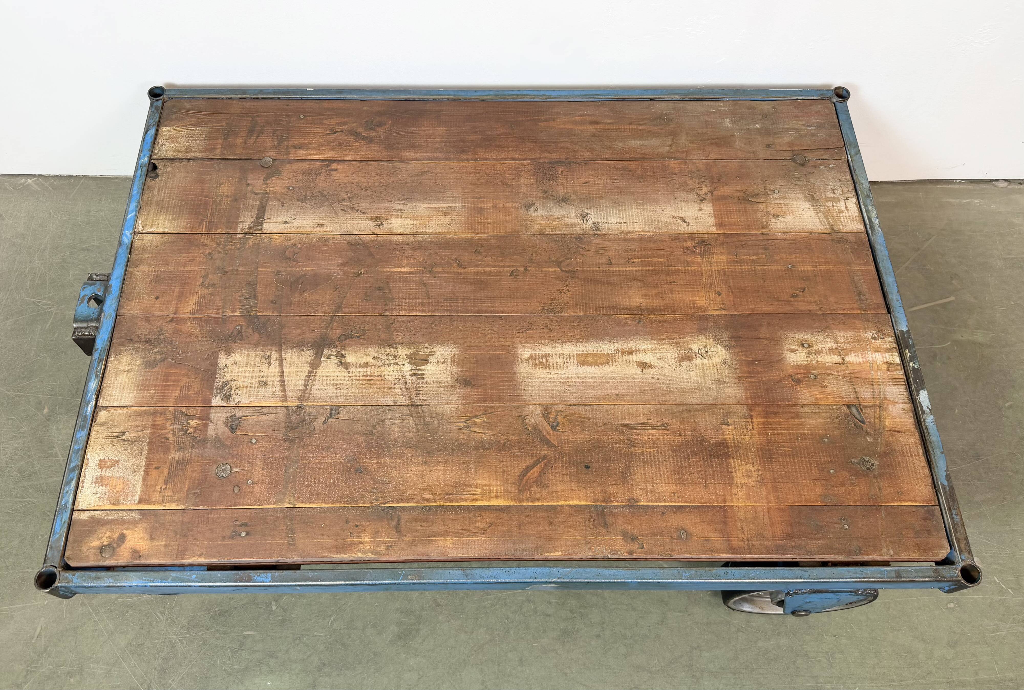 Table basse industrielle bleue, années 1960