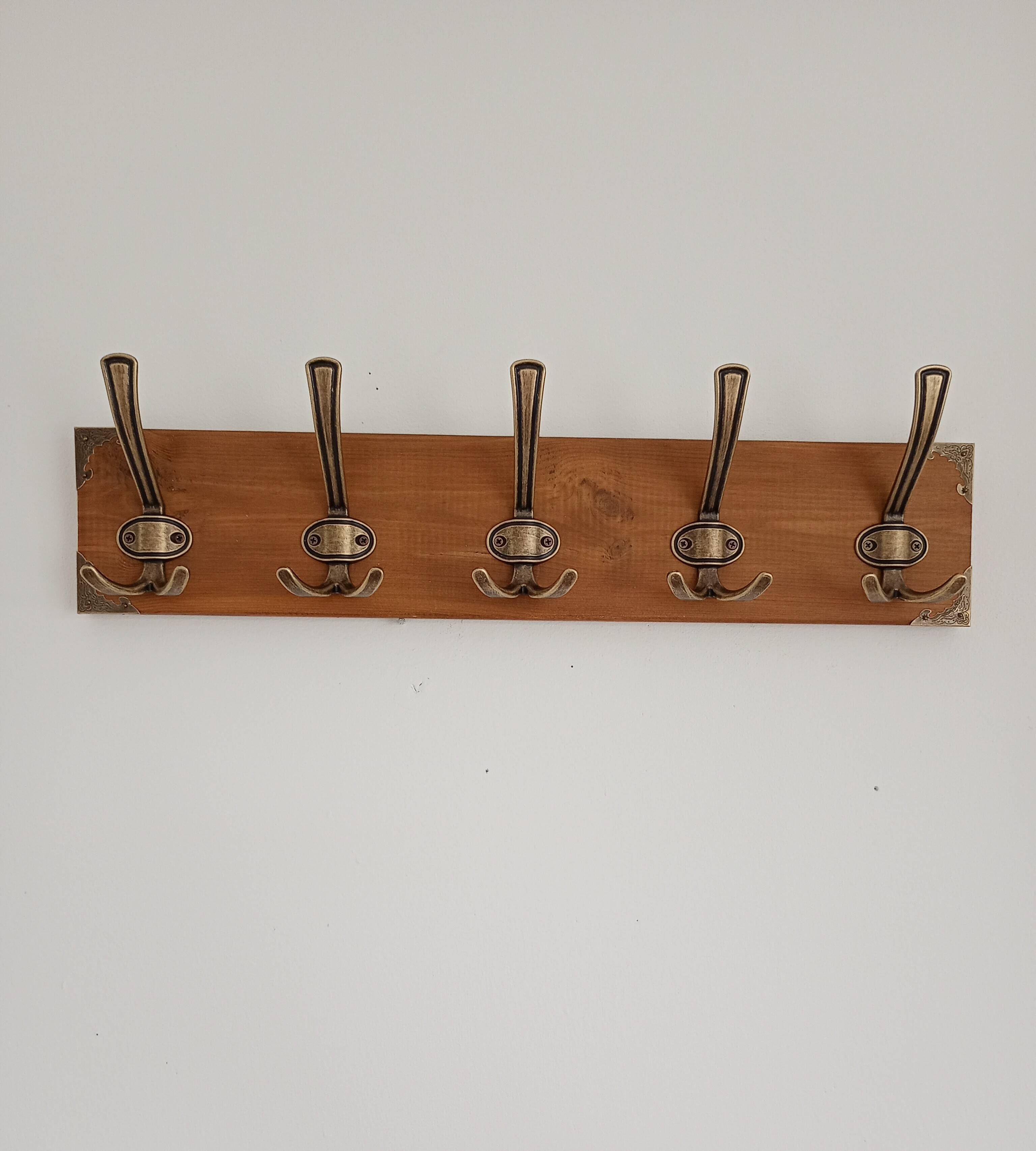 Wall-mounted coat rack with 5 hooks – vintage style – patinated wood & metal