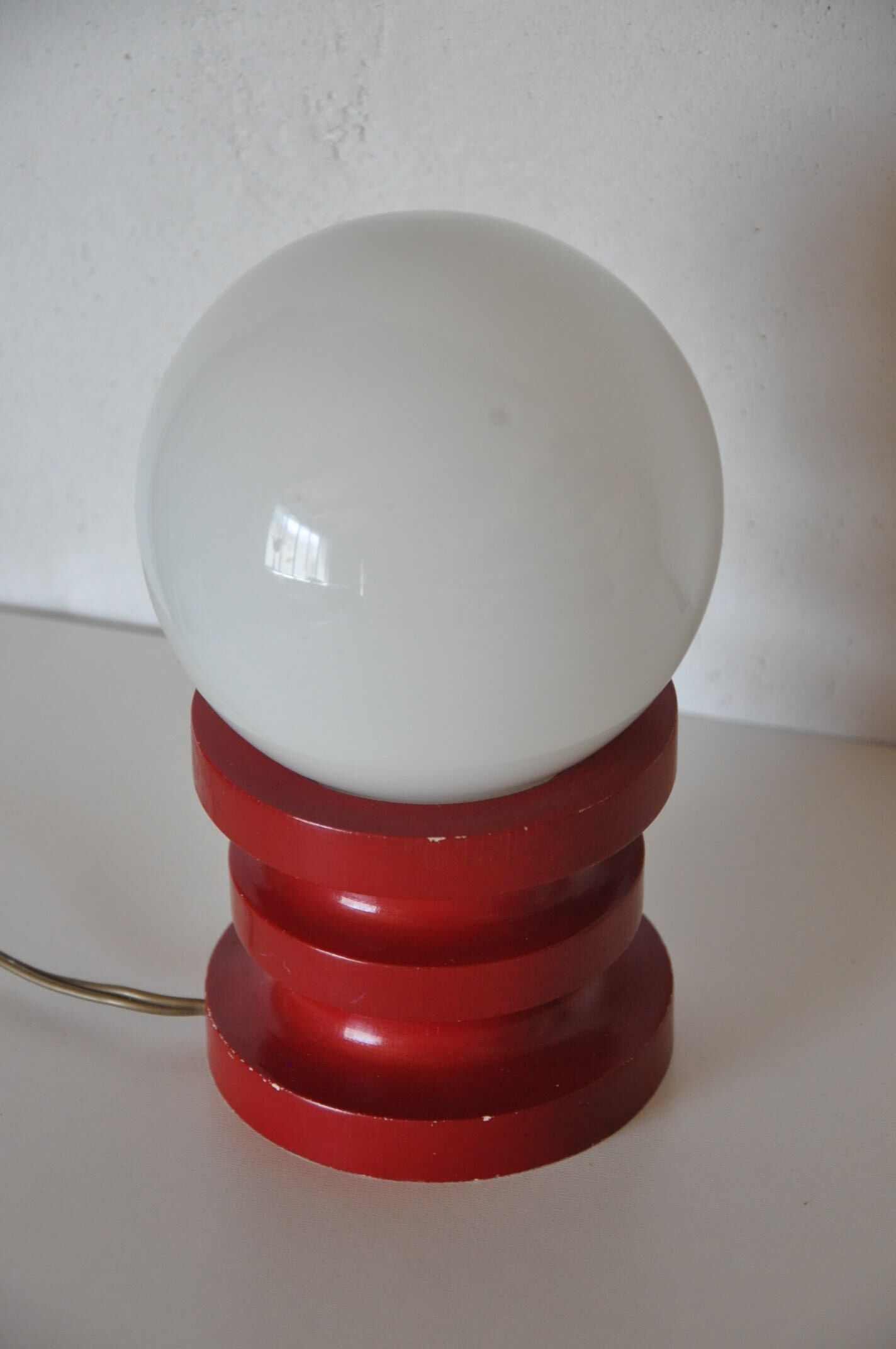 Lampe bois laqué et opaline vintage