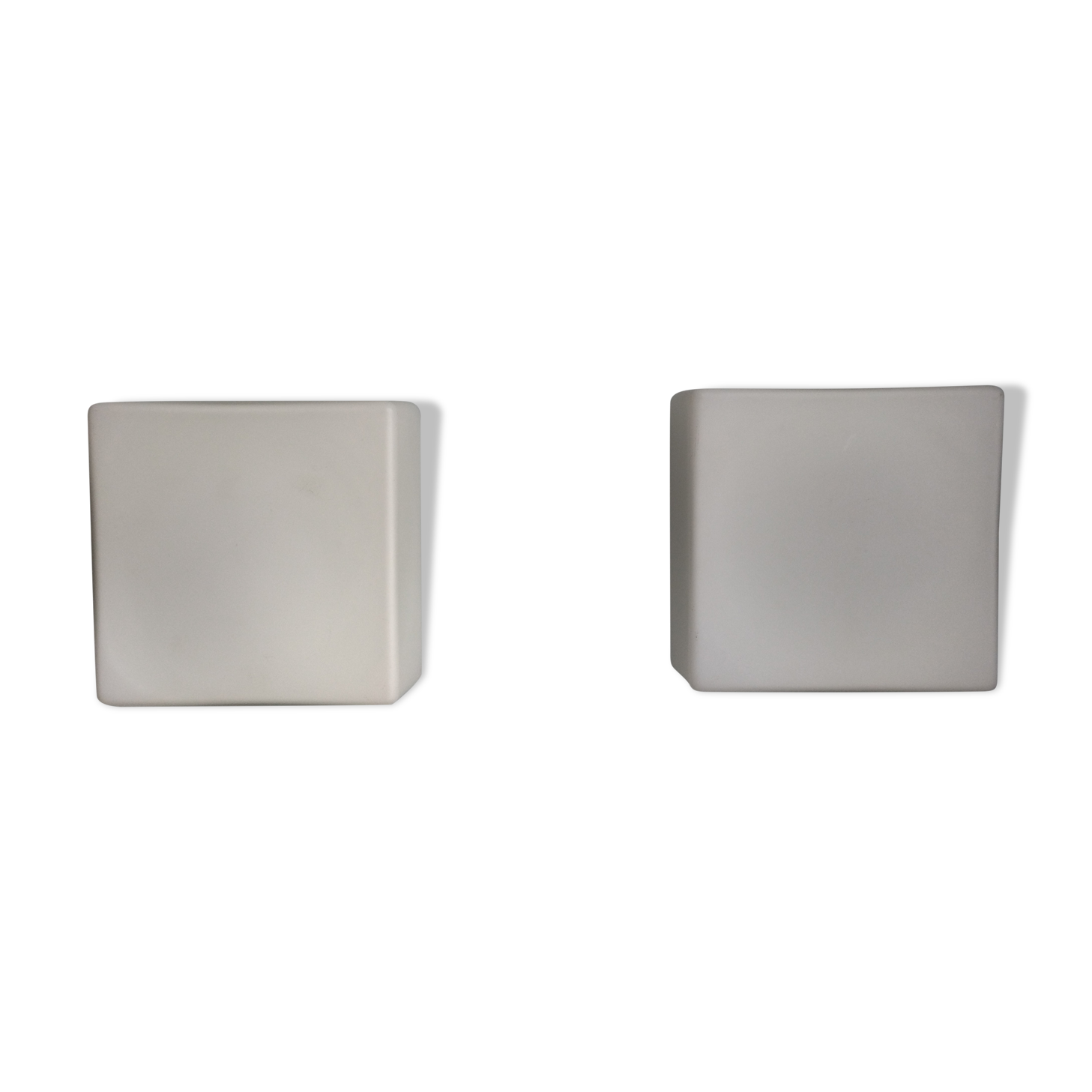 Paire d'appliques/plafonniers carrés  en opaline mate vintage