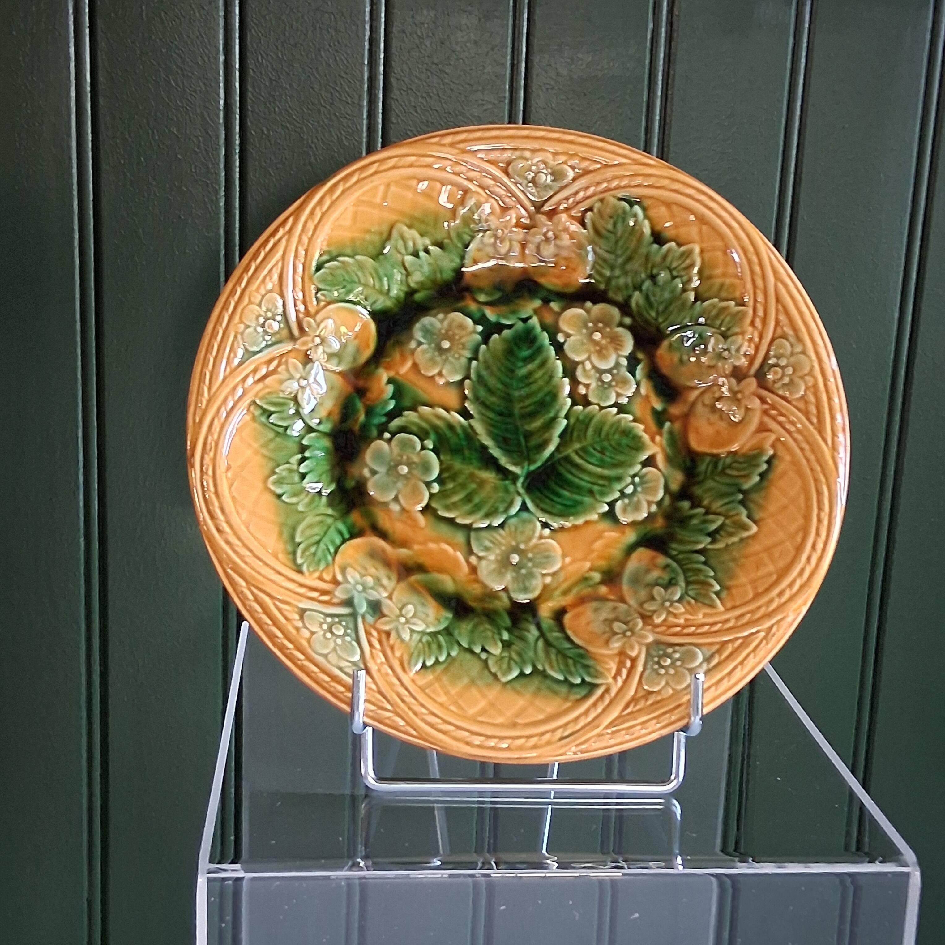 Dish / Plate in earthenware in very good condition