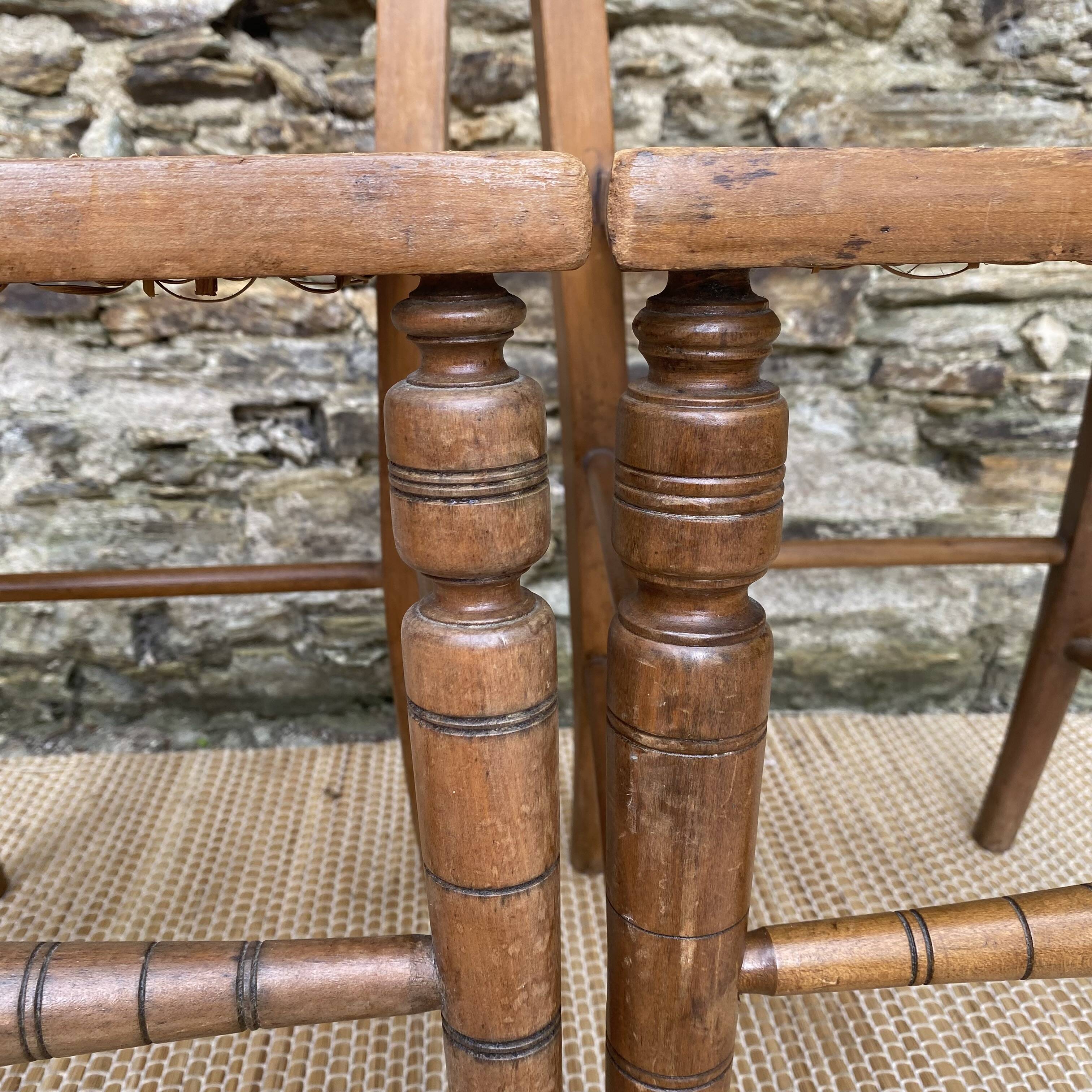 Chaises anciennes en bois et cannage