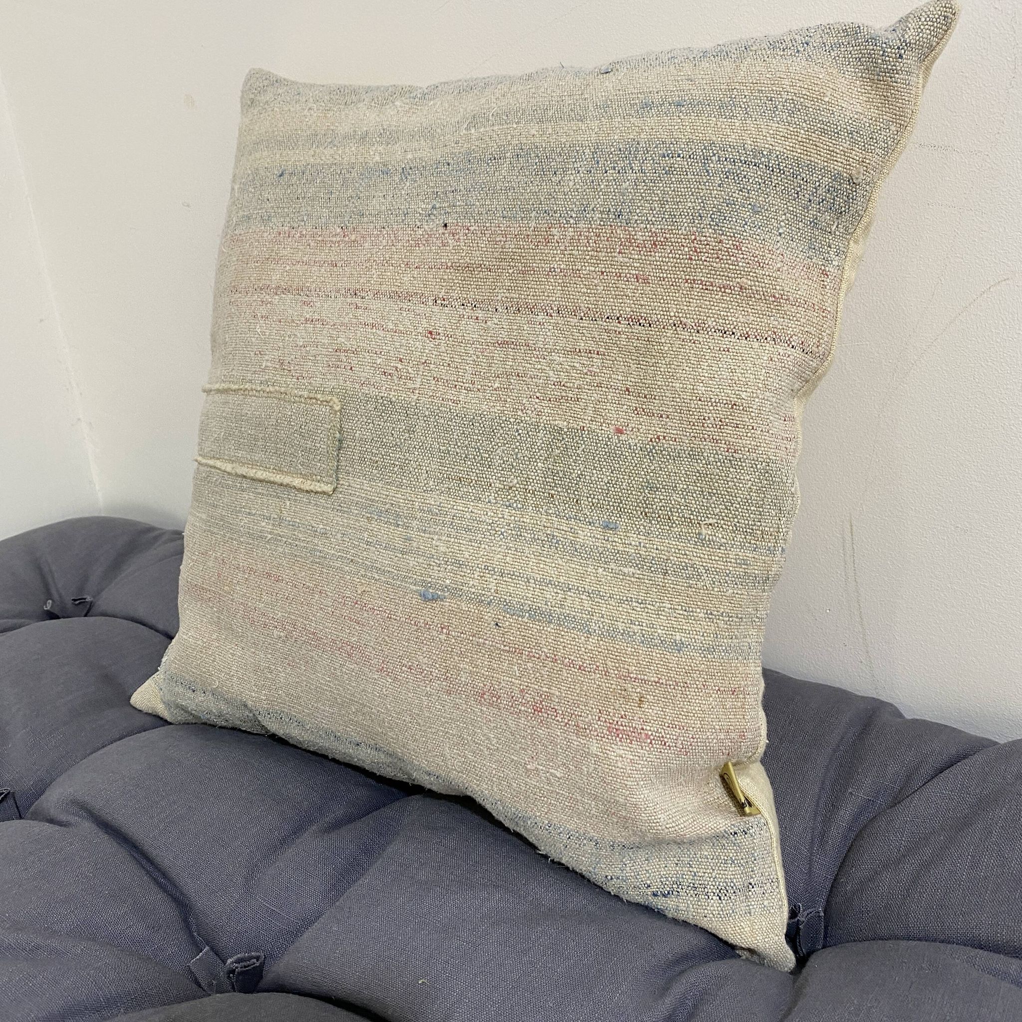 Coussin artisanal en toile ancienne style Kilim