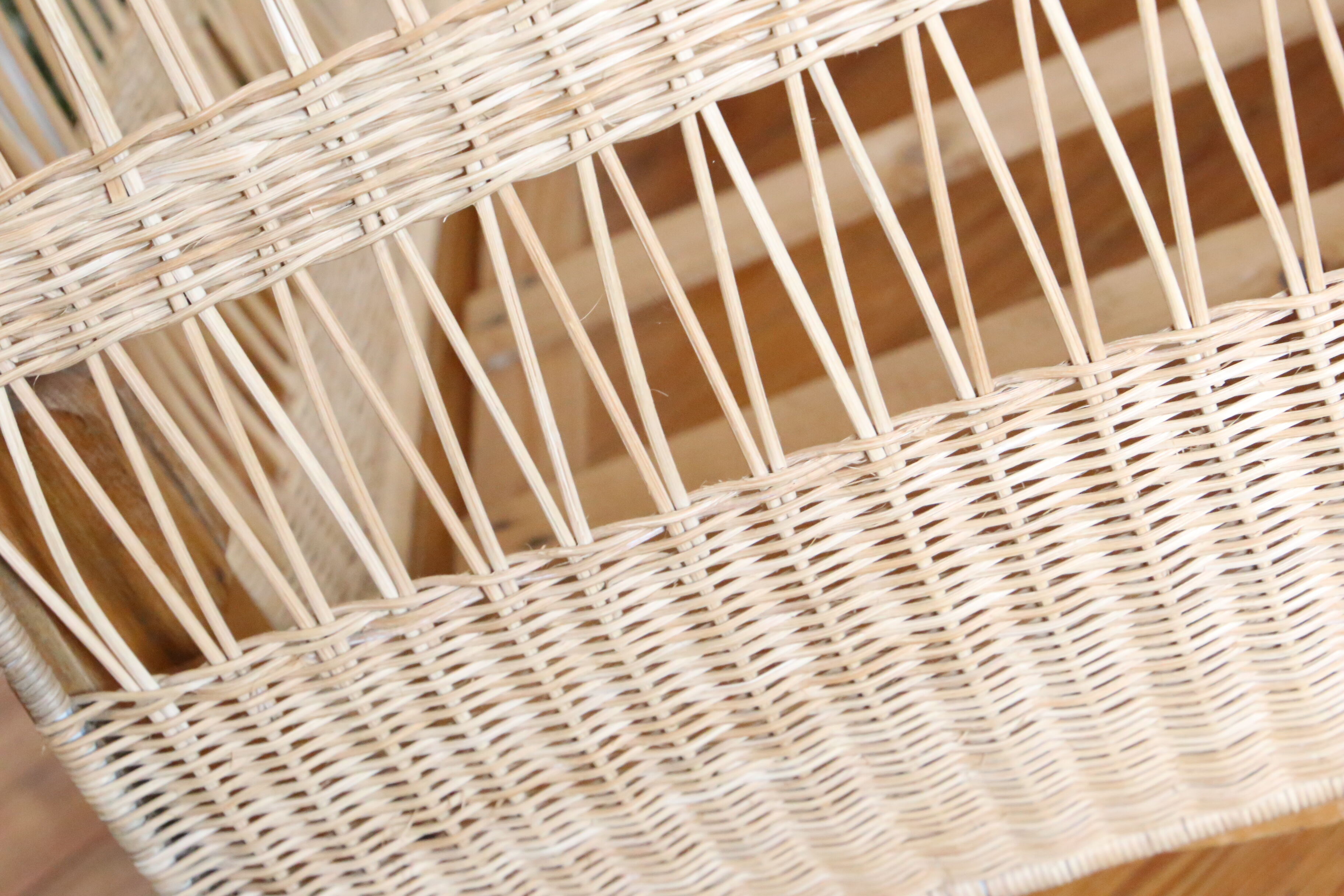 Child bed in curved wood and rattan