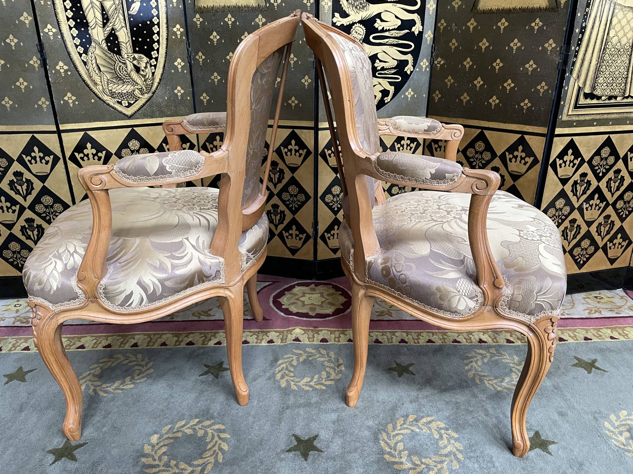 Paire de fauteuils cabriolets de style Louis XV