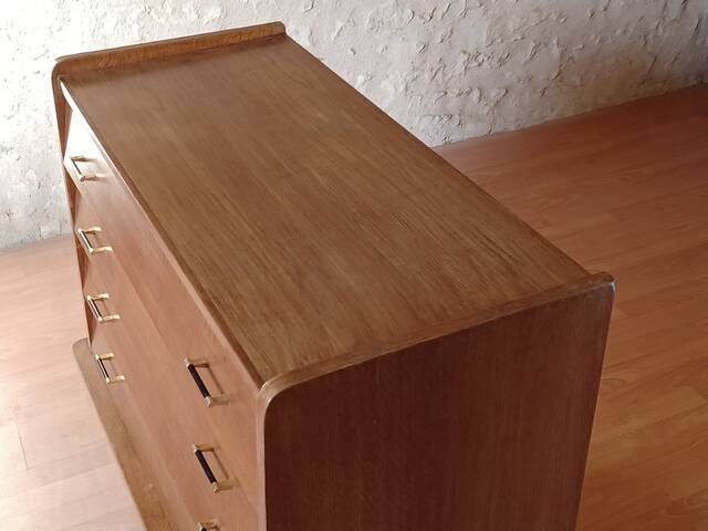 Vintage slanted commode with tapered legs from the 1960s in golden oak.