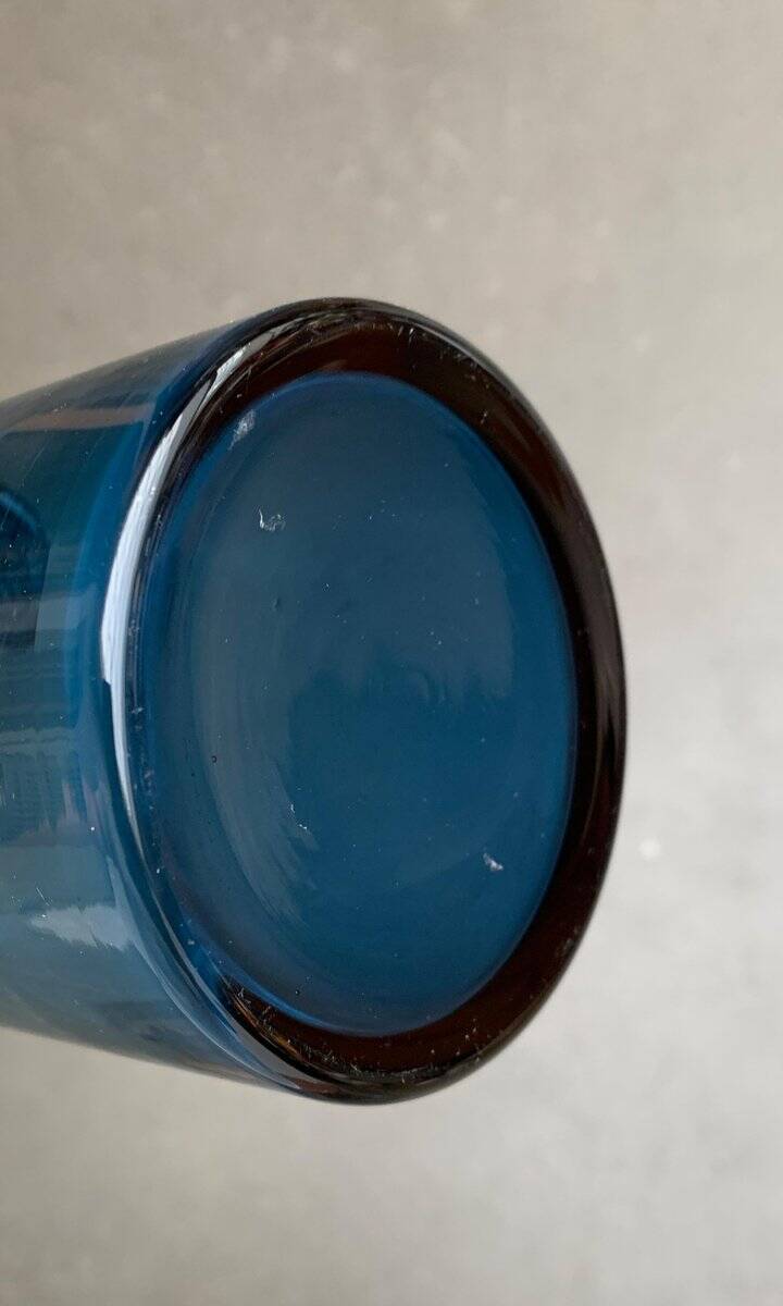 Vase en verre bleu vintage avec ornement de sceau