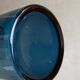 Vase en verre bleu vintage avec ornement de sceau