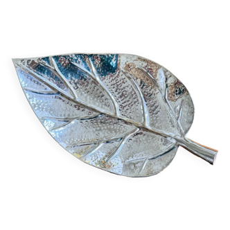 Large tray, leaf-shaped centerpiece