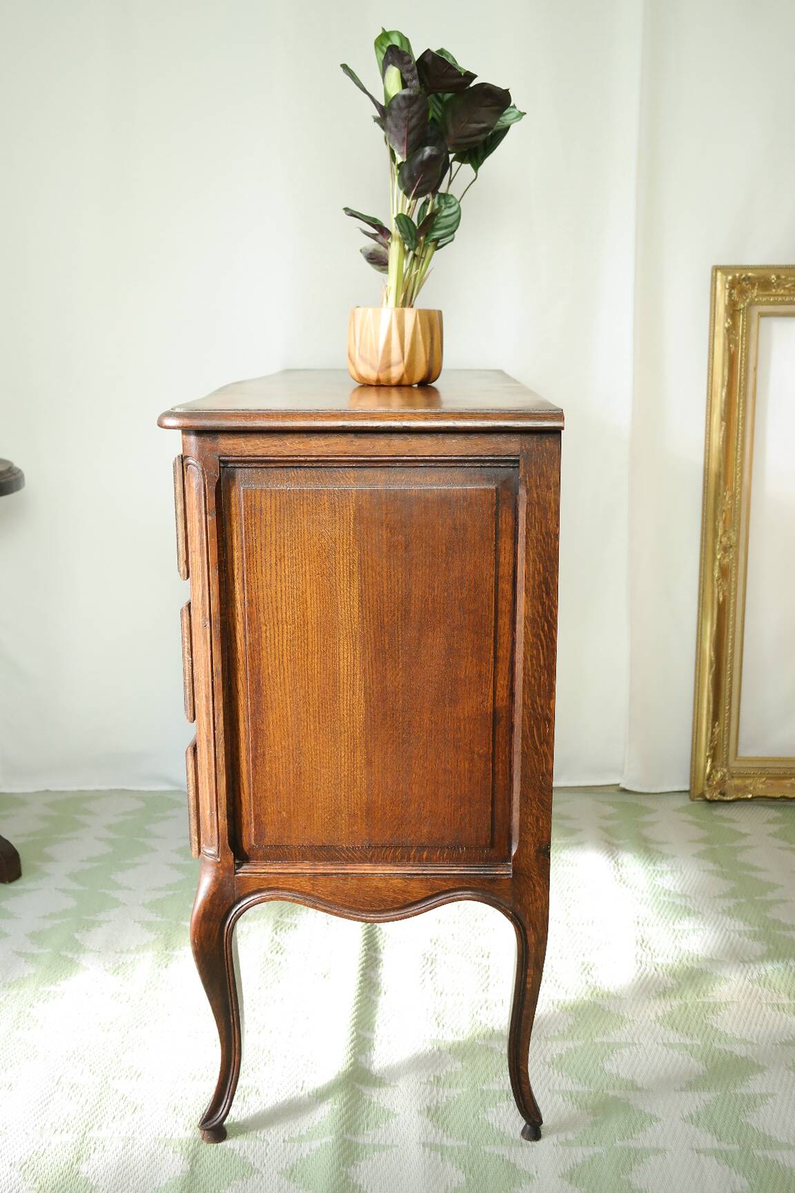 Louis XV style commode in solid oak, 20th century.