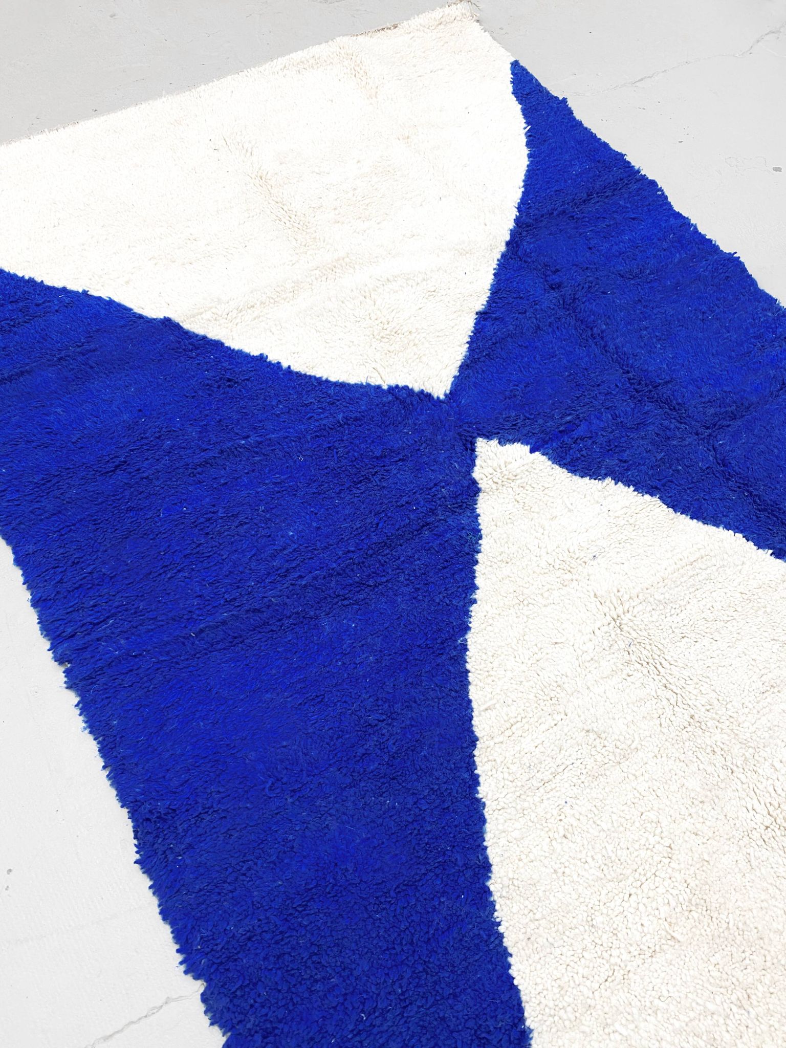 Moroccan Berber Beni Ouarain rug with blue patterns, 2.40x1.60m