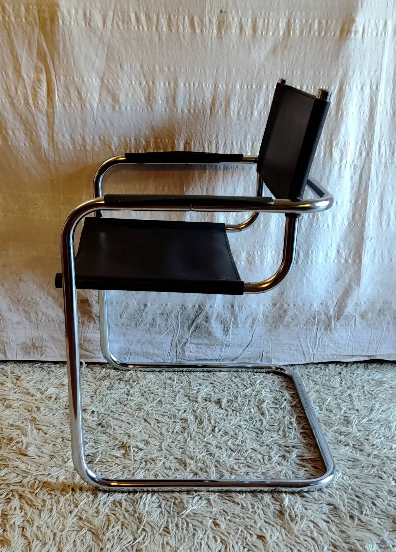 Bauhaus chair in chrome metal and leather - mid 20th century.