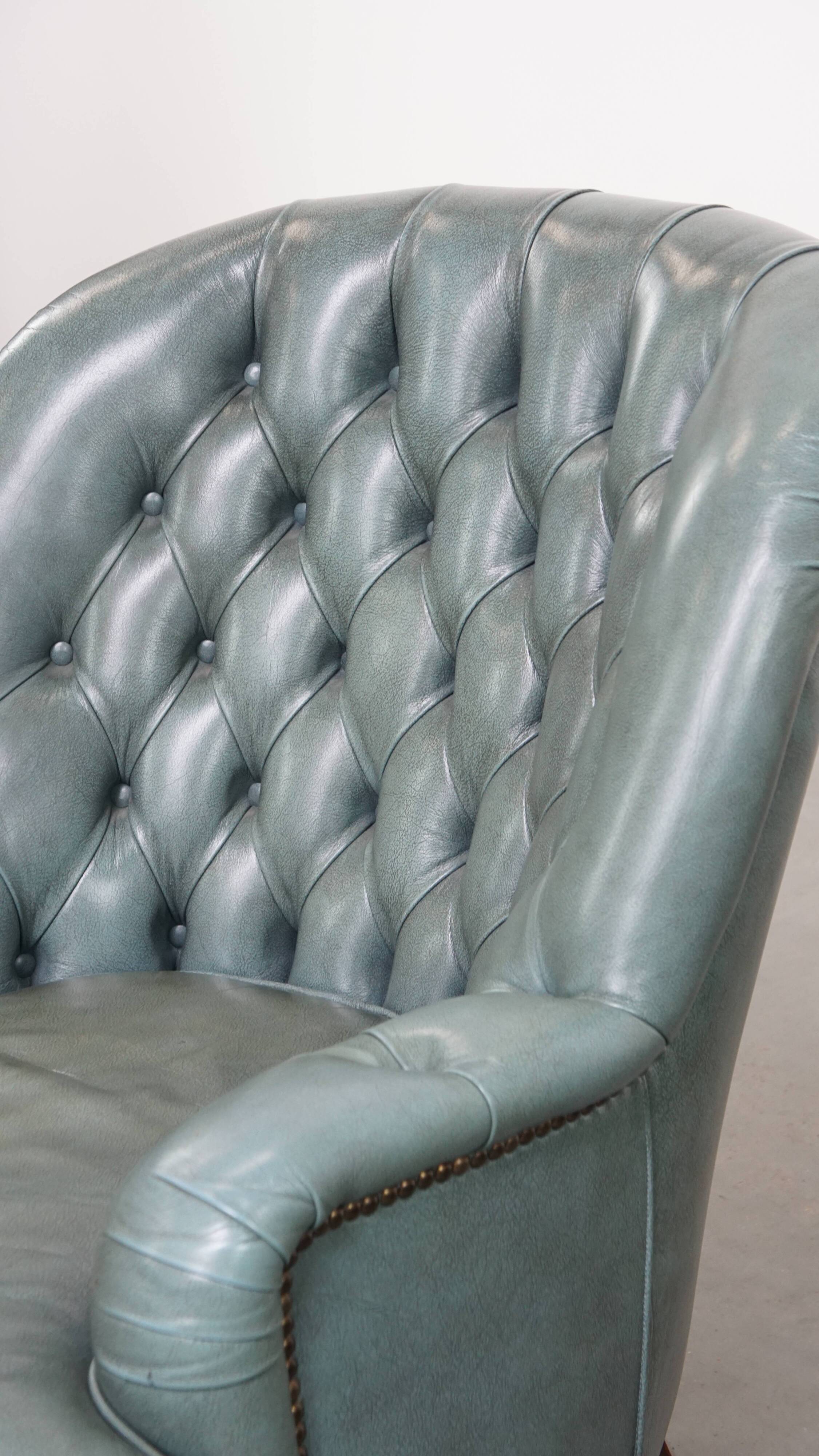 Fauteuil Chesterfield bleu en cuir de vachette de style anglais