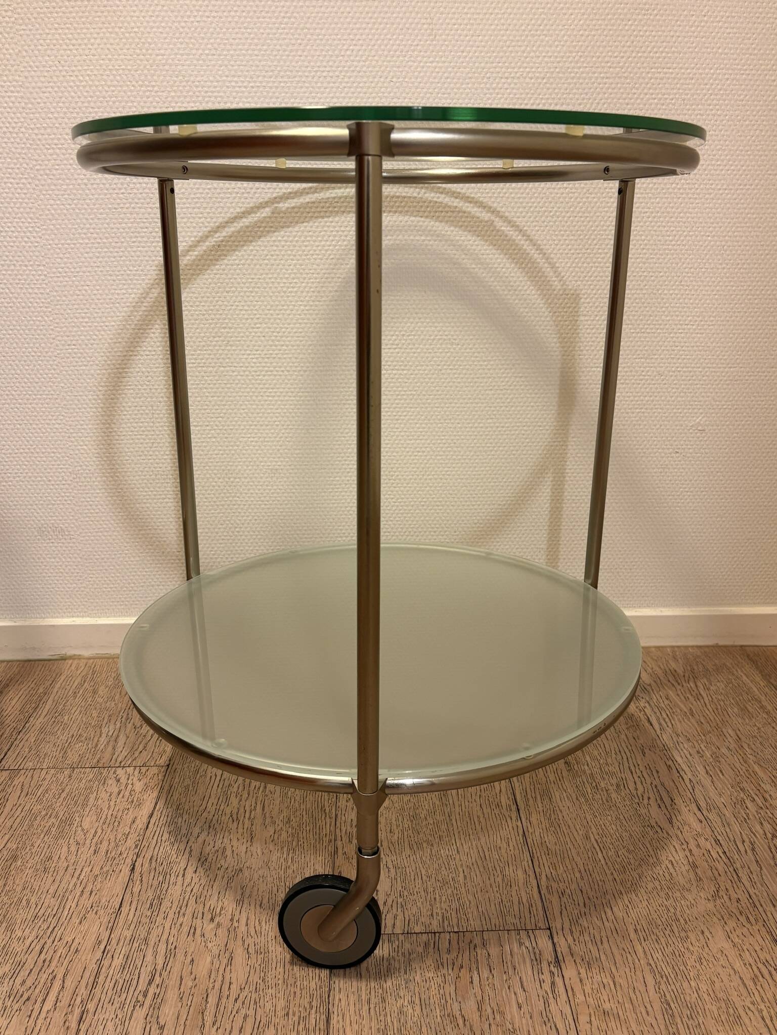 Ensemble de deux chariots en verre à deux niveaux, modèle Strind par Ehlen Johansson pour IKEA.