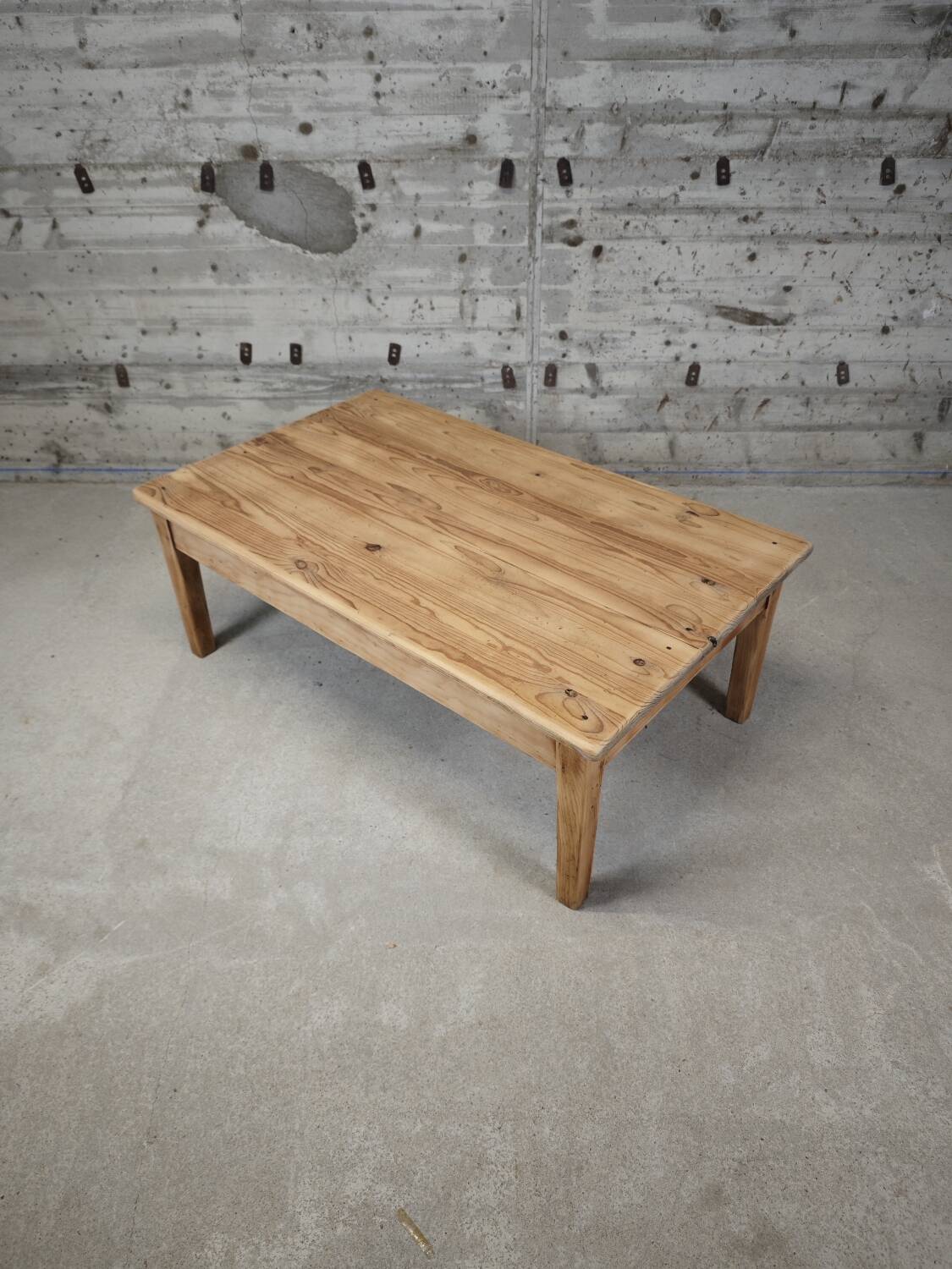 Table basse de ferme en sapin