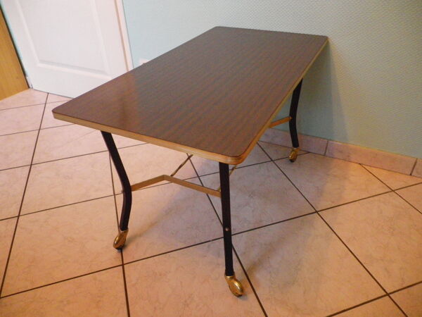 Table d'appoint sur roulettes, dessus formica, métal doré et noir