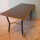 Table d'appoint sur roulettes, dessus formica, métal doré et noir