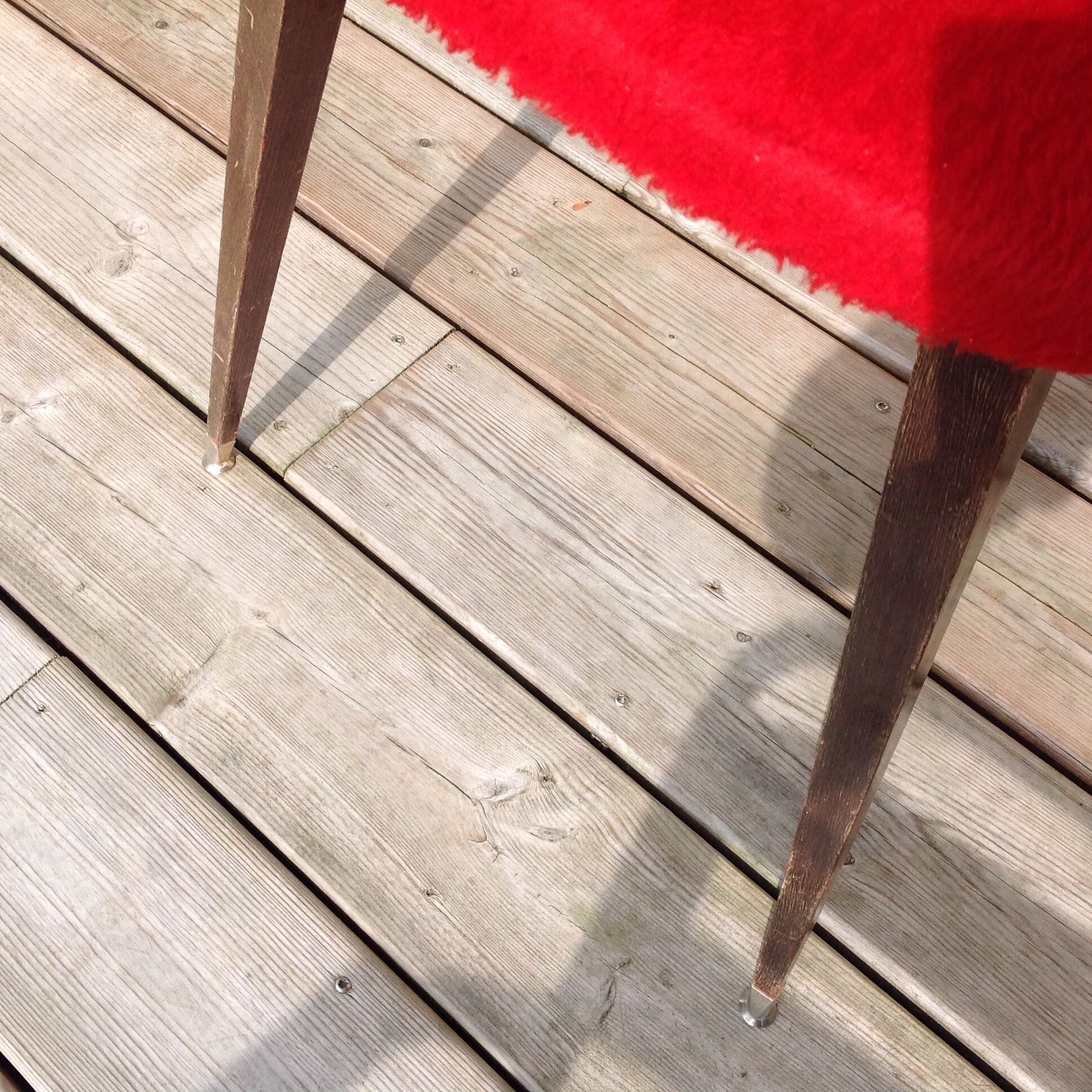 Chaise moumoute rouge pieds compas