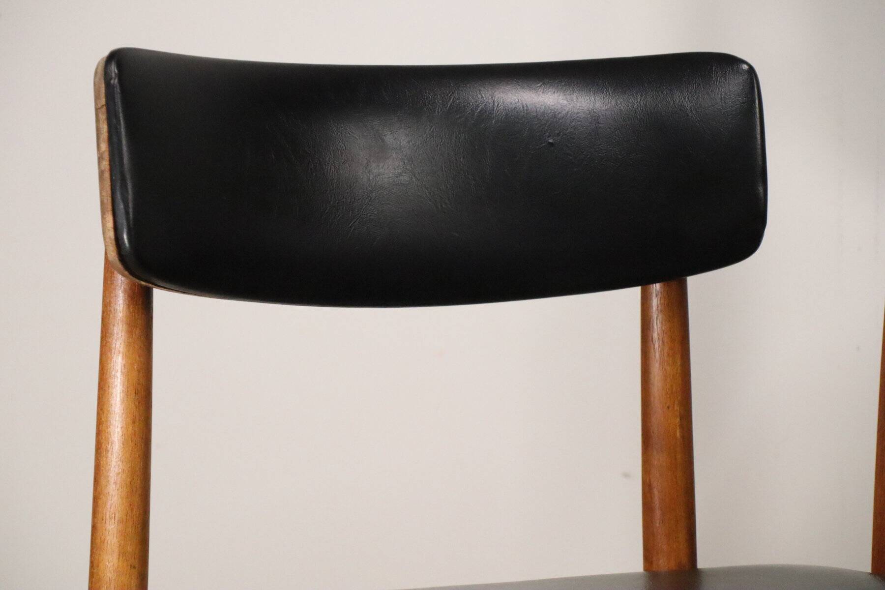 Set of 4 Scandinavian chairs in teak and black faux leather – 1960s