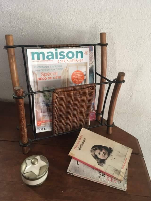 Porte-revues vintage en osier et bois