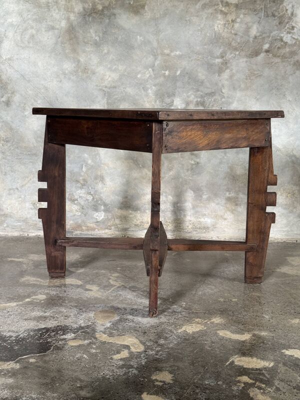 Coffee table, petite table basse indonésienne ancienne moderniste en teck