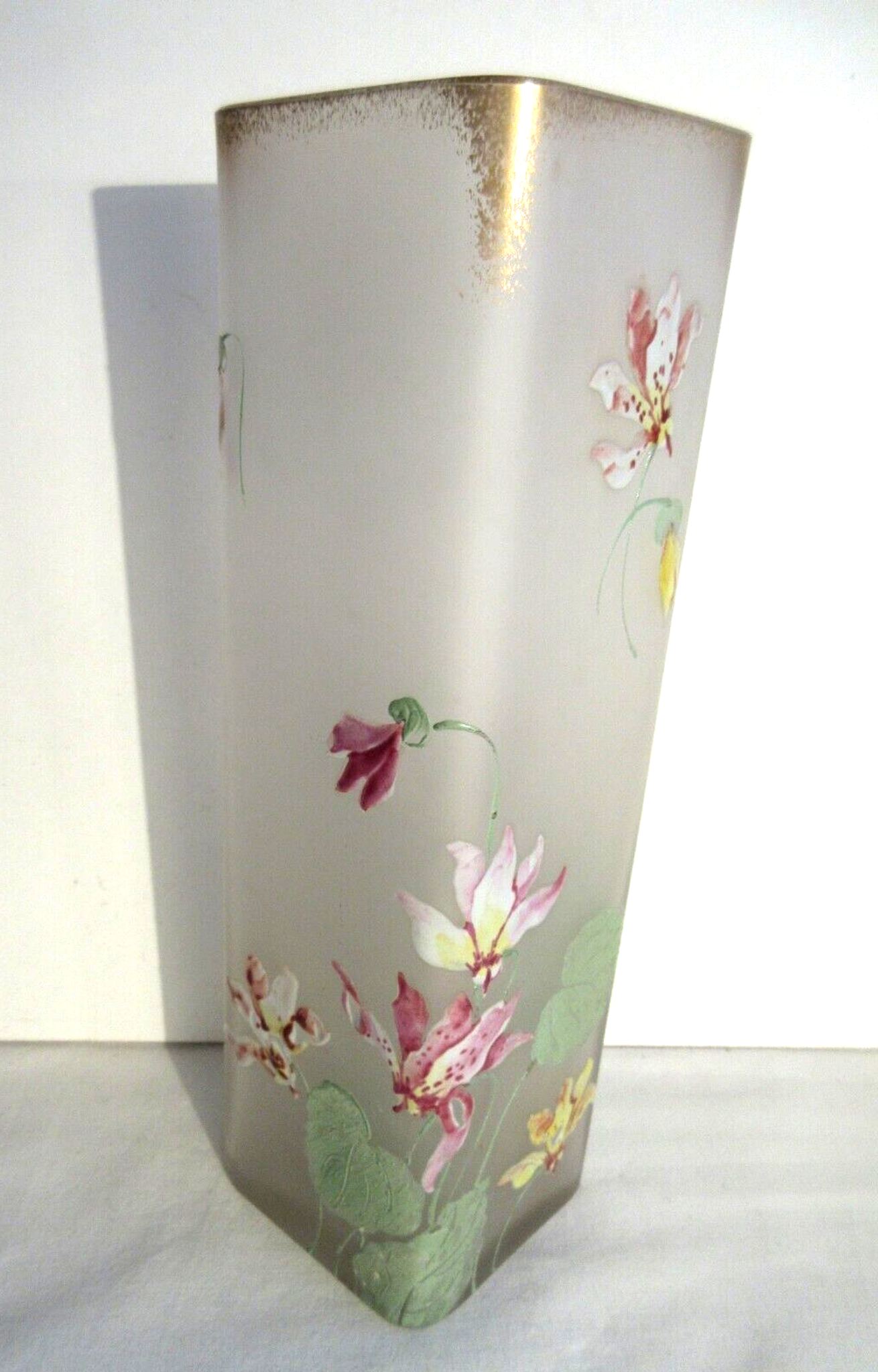 Vase haut et carré, pâte de verre opaque émaillée Legras d'un semis de fuchsia multicolores