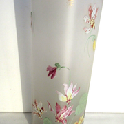 Vase haut et carré, pâte de verre opaque émaillée Legras d'un semis de fuchsia multicolores